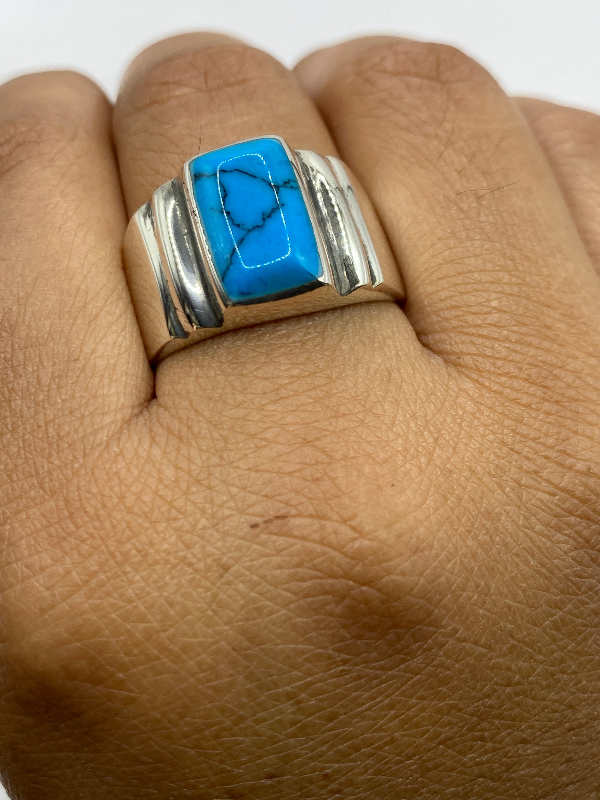 Anillo sobre fondo metálico mostrando el Quinto .925 grabado en el interior