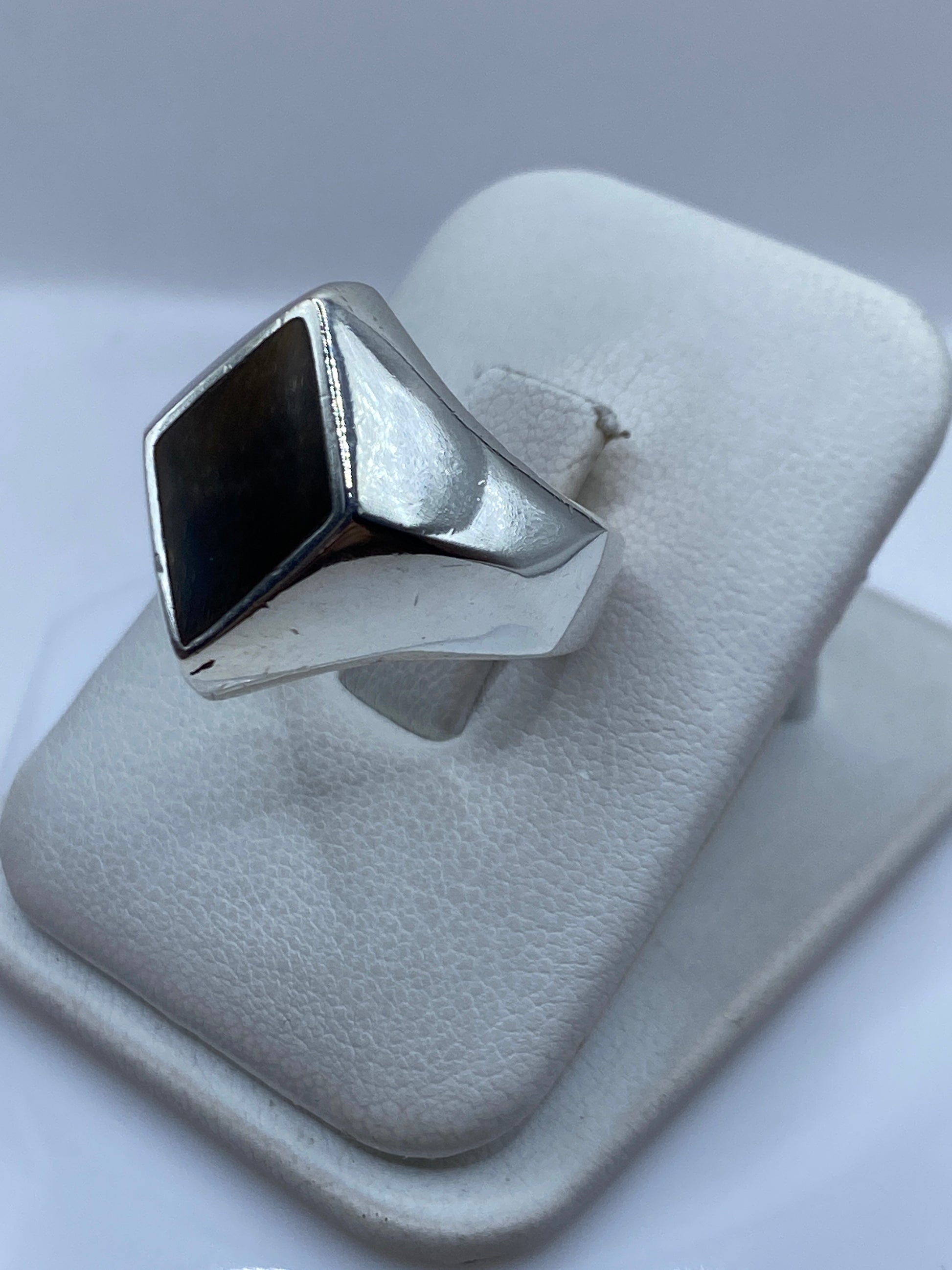 Anillo de plata en talla 9 mostrando el engaste de piedra desde el lateral