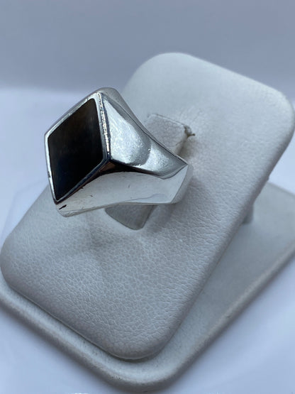 Anillo de plata en talla 9 mostrando el engaste de piedra desde el lateral