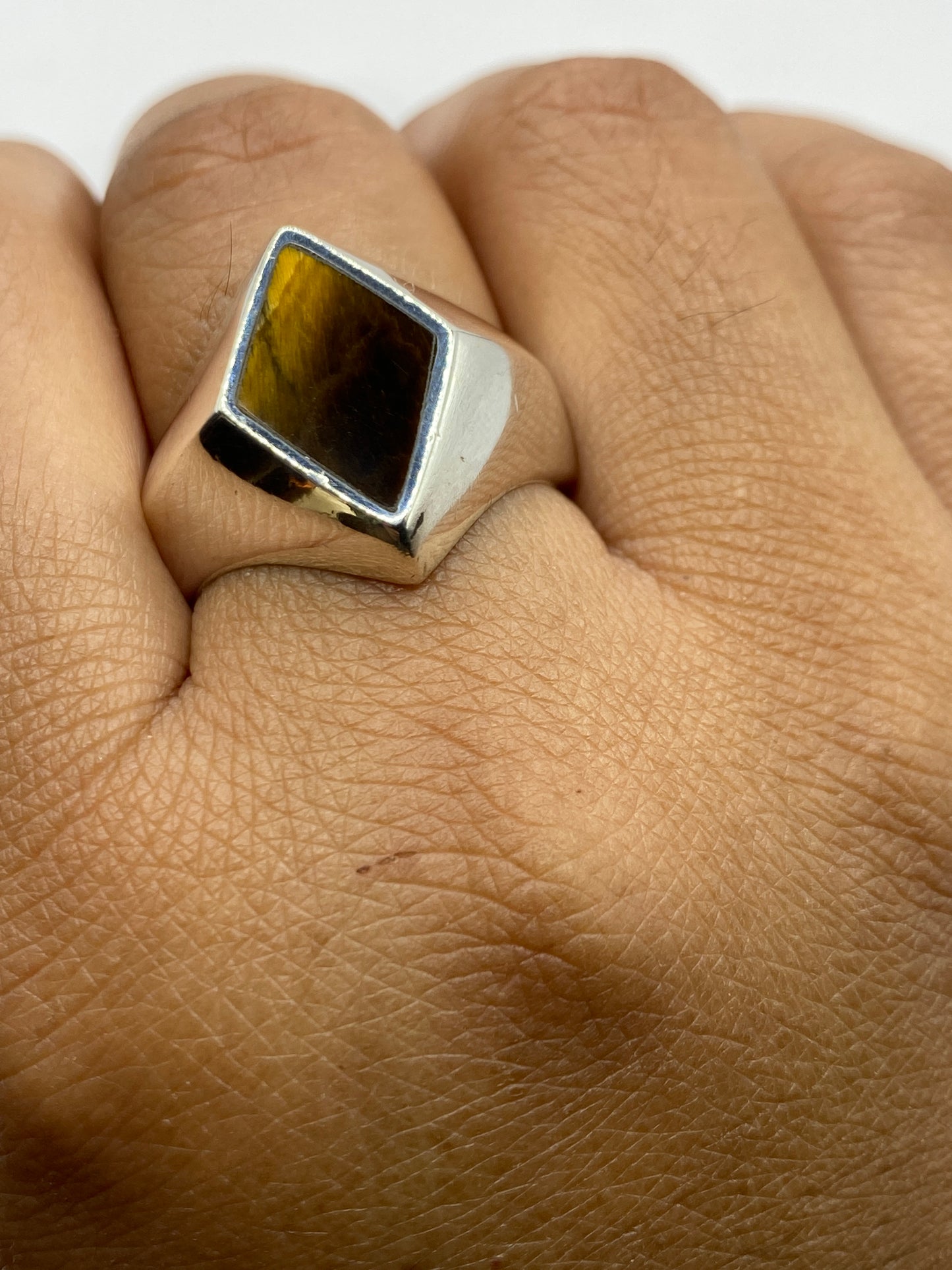 Anillo de plata solitario en la mano mostrando presencia y peso