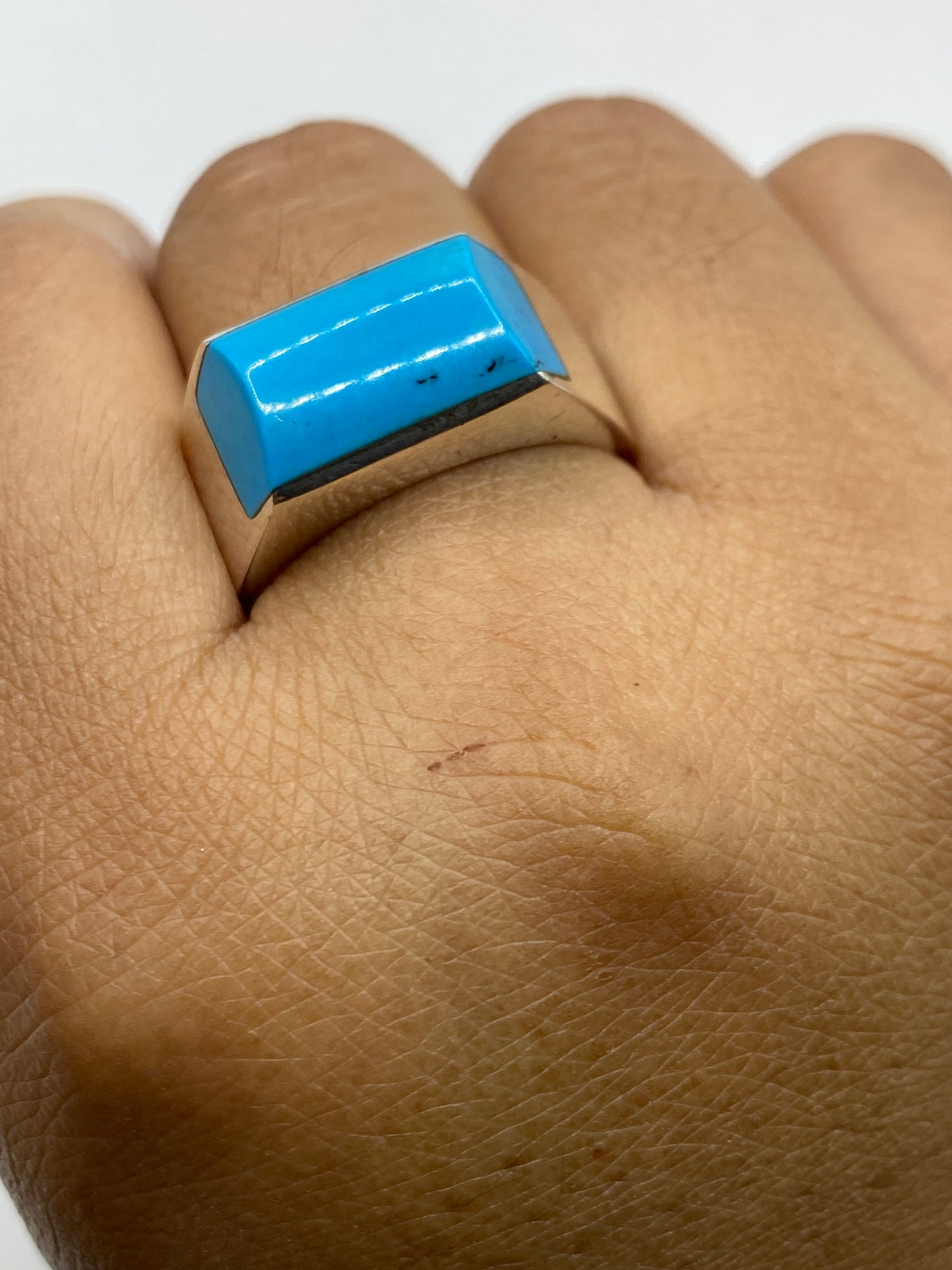 Anillo en báscula de precisión mostrando peso de 13.2 gramos