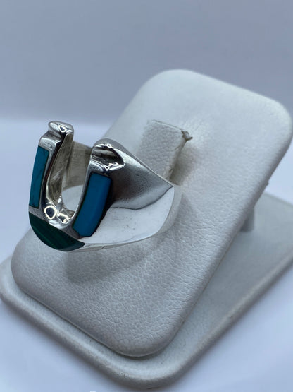 Anillo de turquesa y plata engastado a mano, detalle lateral