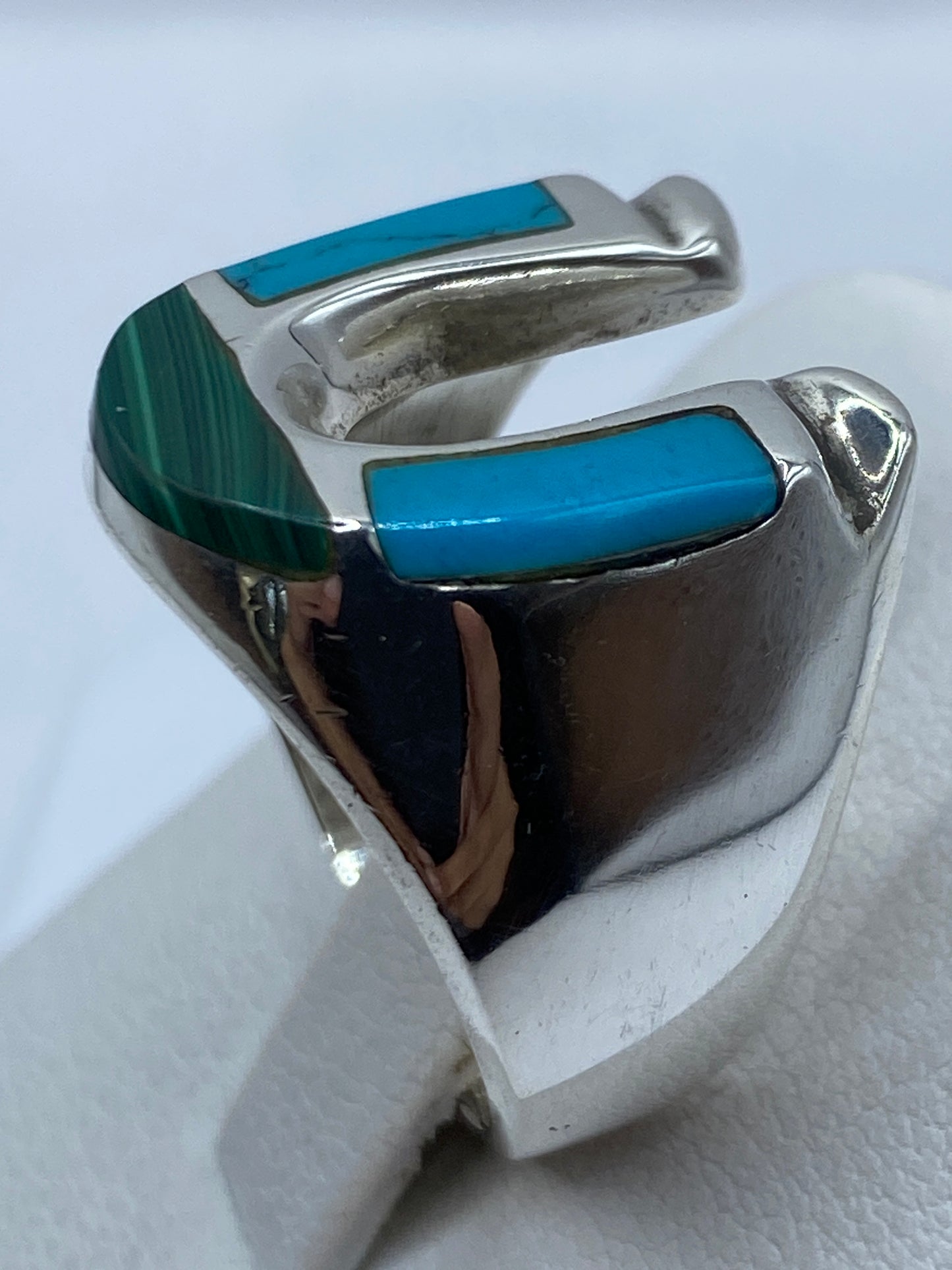 Turquesa azul cielo en anillo de plata de Taxco, puesto en mano