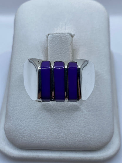 Anillo de plata coctel con tres piedras moradas en engaste a mano, vista superior