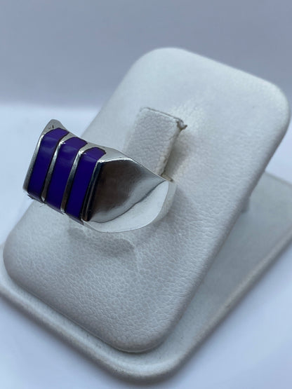 Anillo de plata .925 con piedra morada en la mano de un hombre