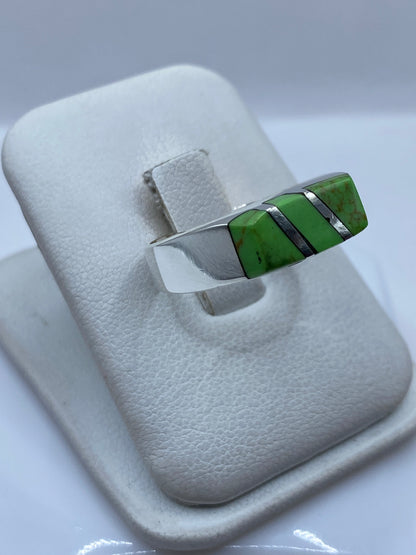 Anillo de plata .925 con contraste de franjas, detalle del engaste a mano