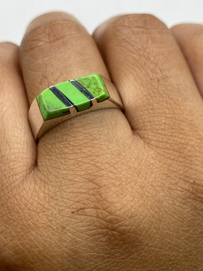 Anillo sobre fondo blanco con Quinto .925 visible, piedra verde en el centro