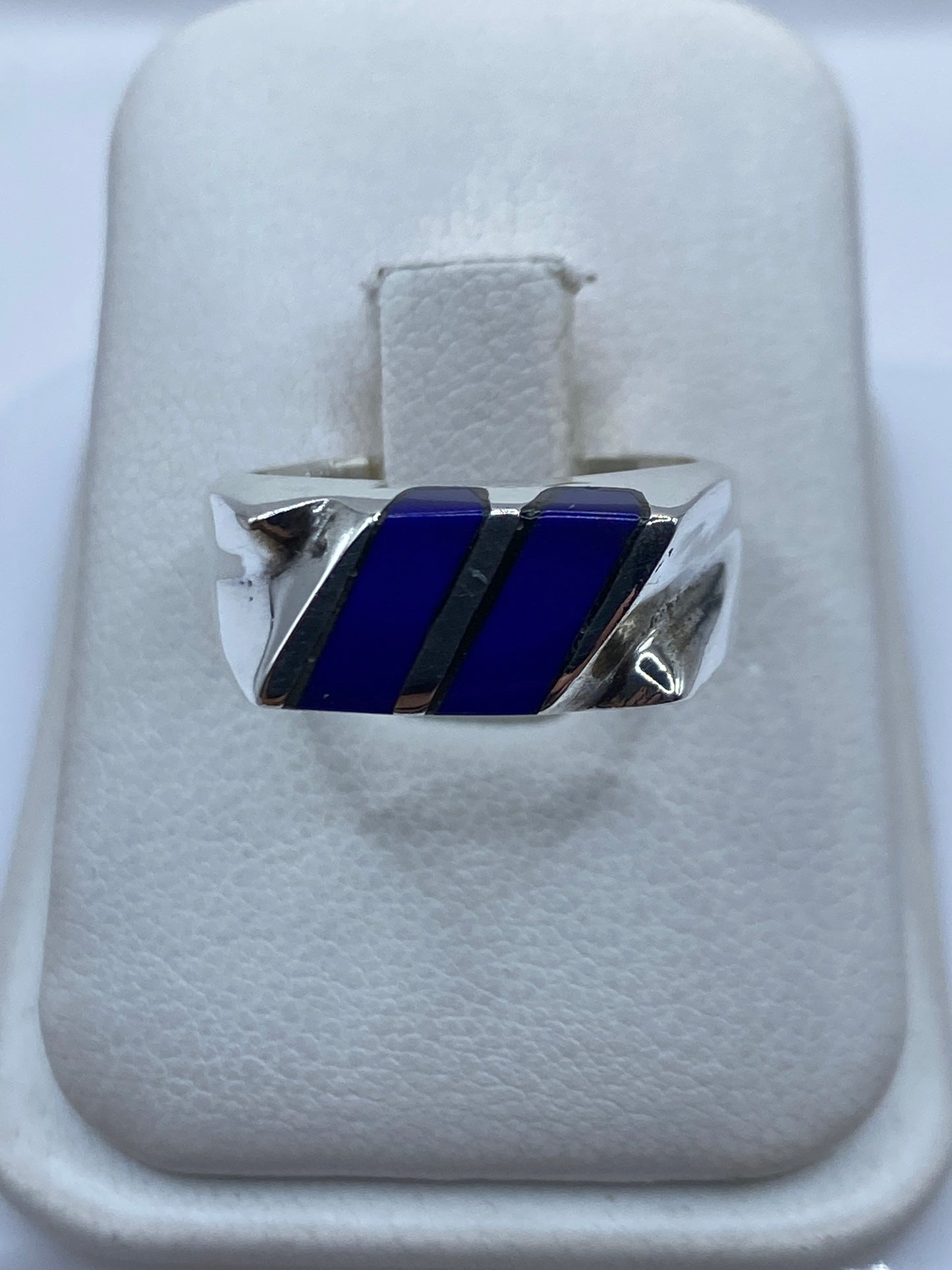 Anillo de plata .925 con piedra azul engastada a mano, vista frontal en joyero