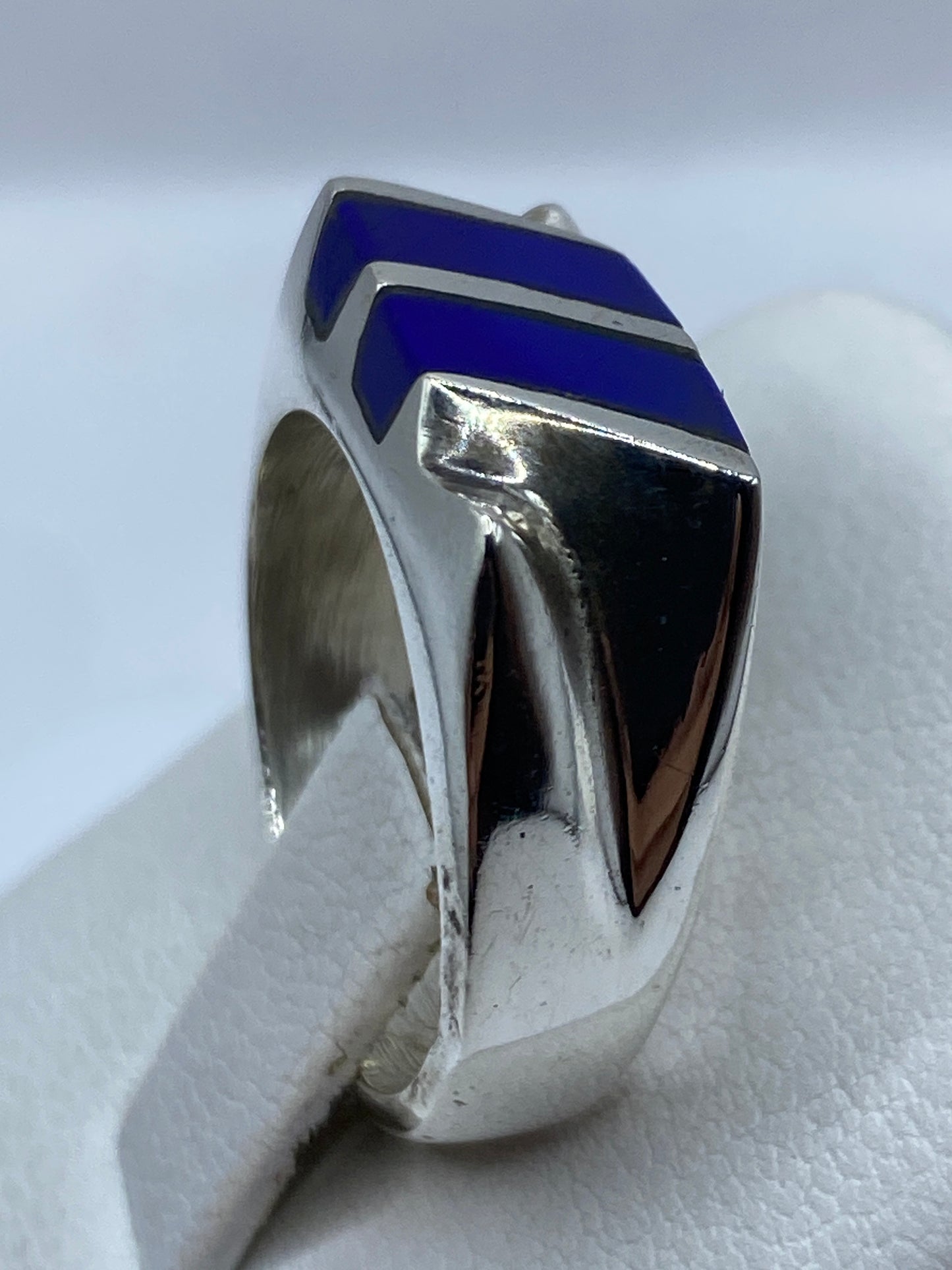 Detalle del engaste de la piedra azul en plata .925, técnica de joyería artesanal