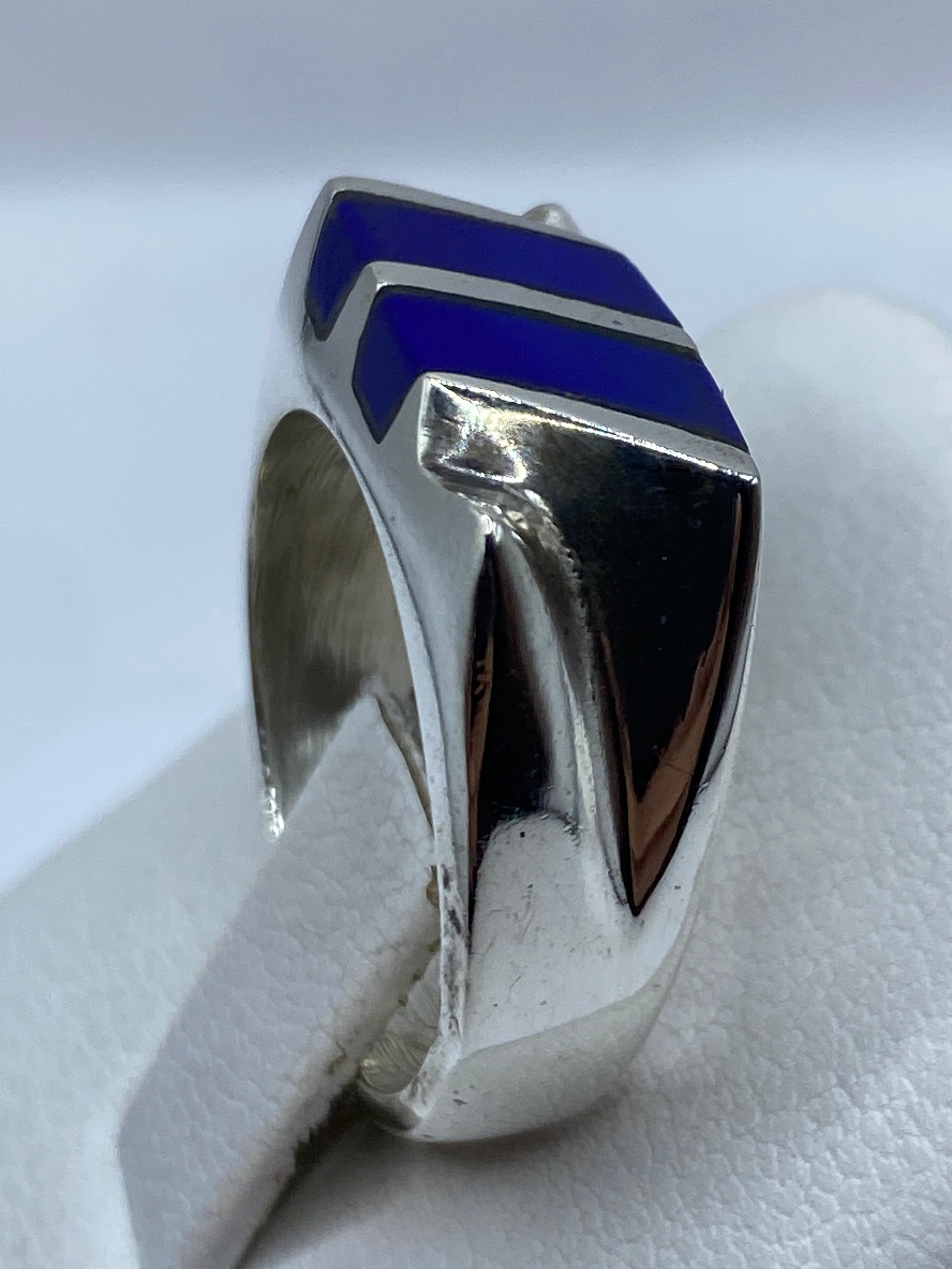 Detalle del engaste de la piedra azul en plata .925, técnica de joyería artesanal