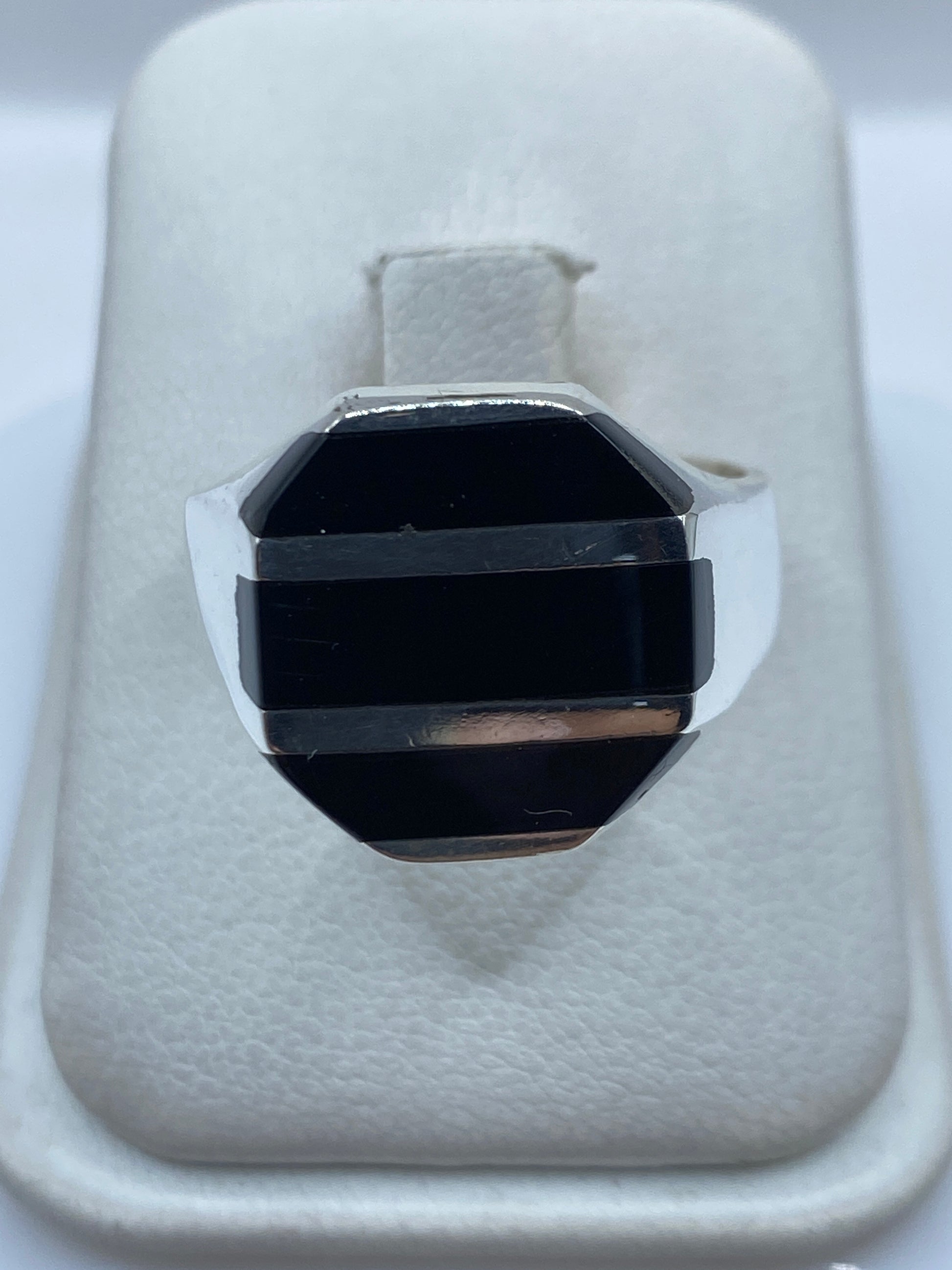 Anillo de plata .925 con ónix negro engastado, vista frontal en estuche blanco