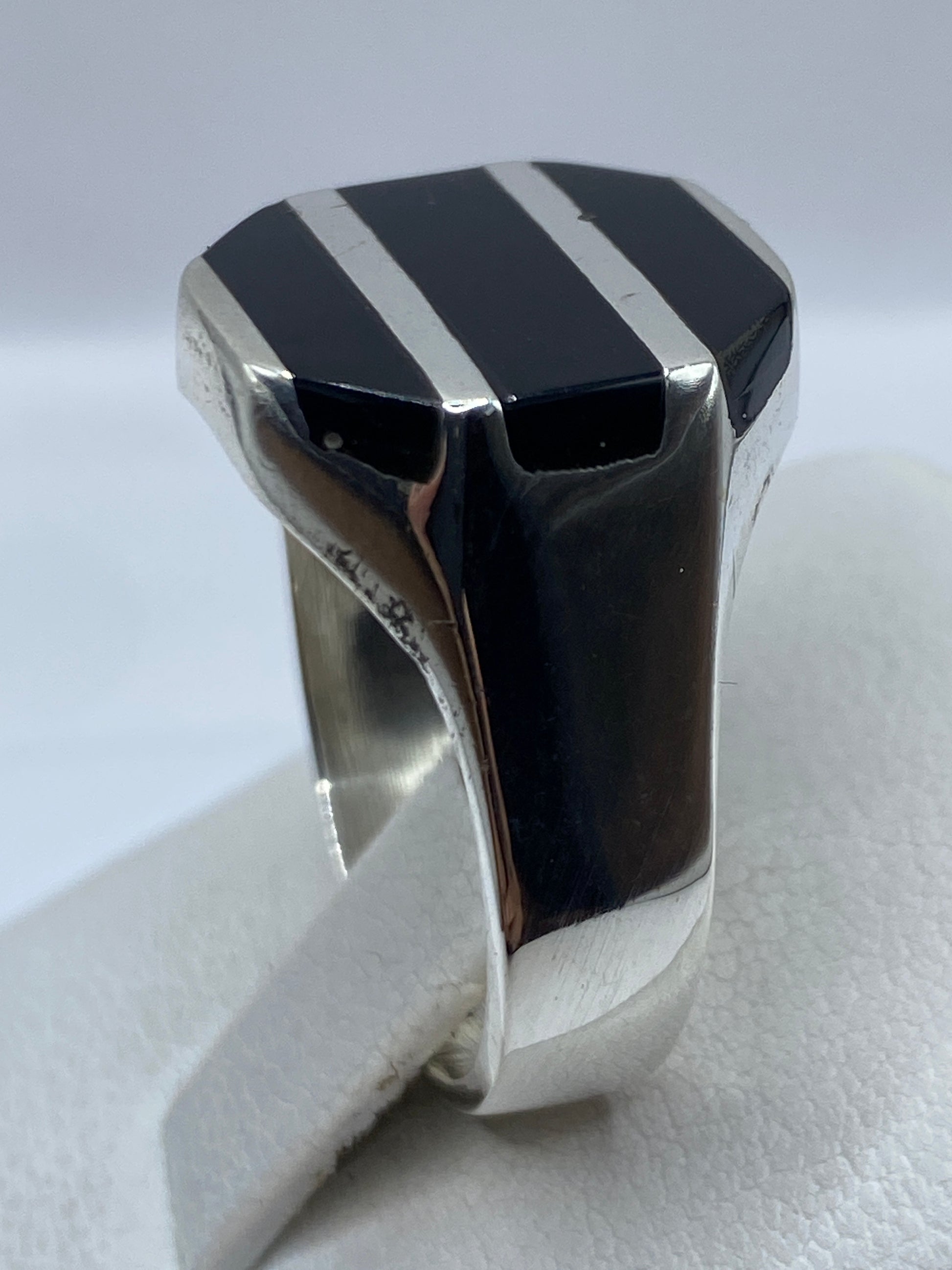 Anillo en dedo mostrando el peso y presencia de la piedra