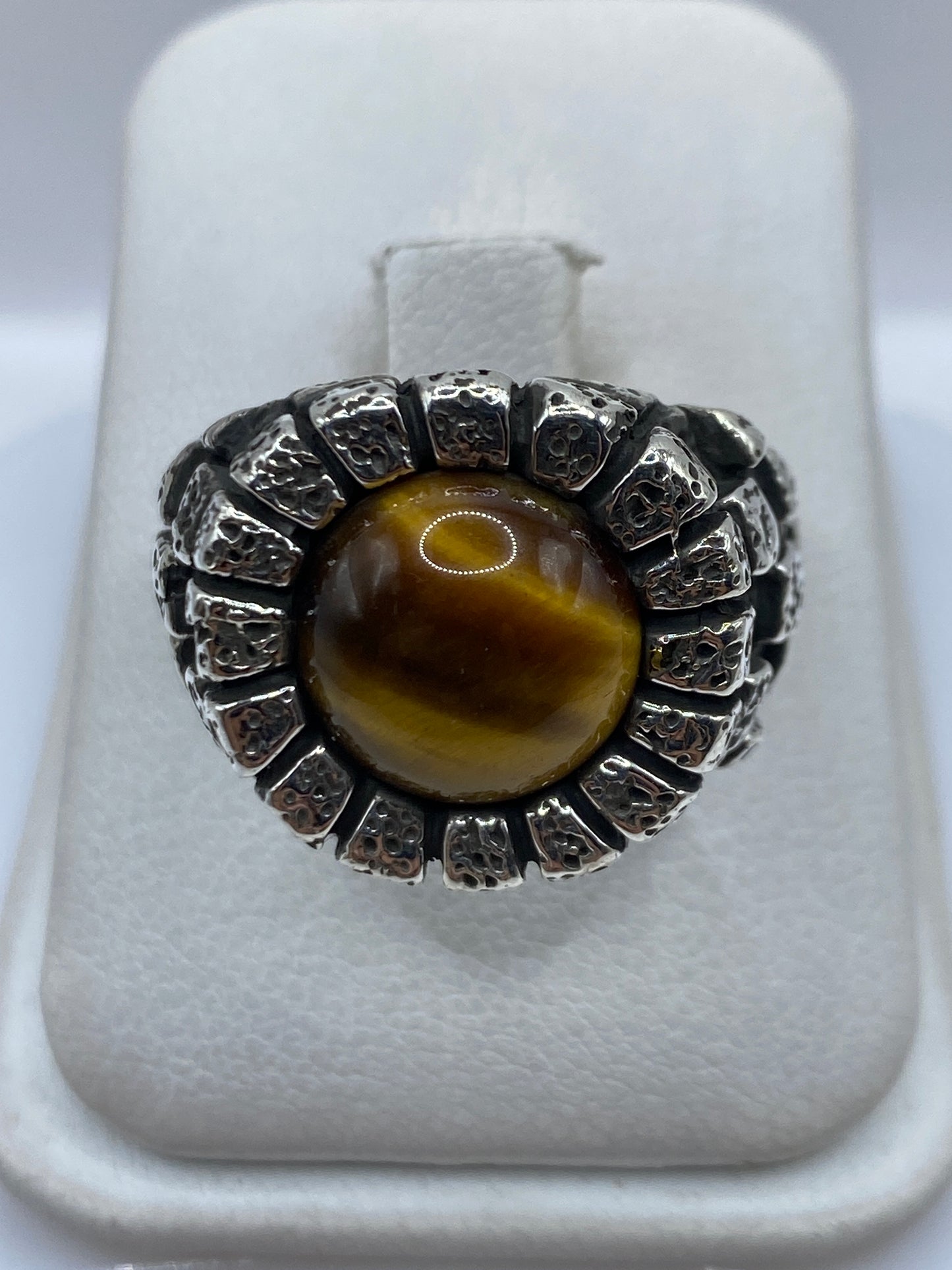 Anillo de plata .950 con piedra café engastada, visto desde arriba en estuche blanco