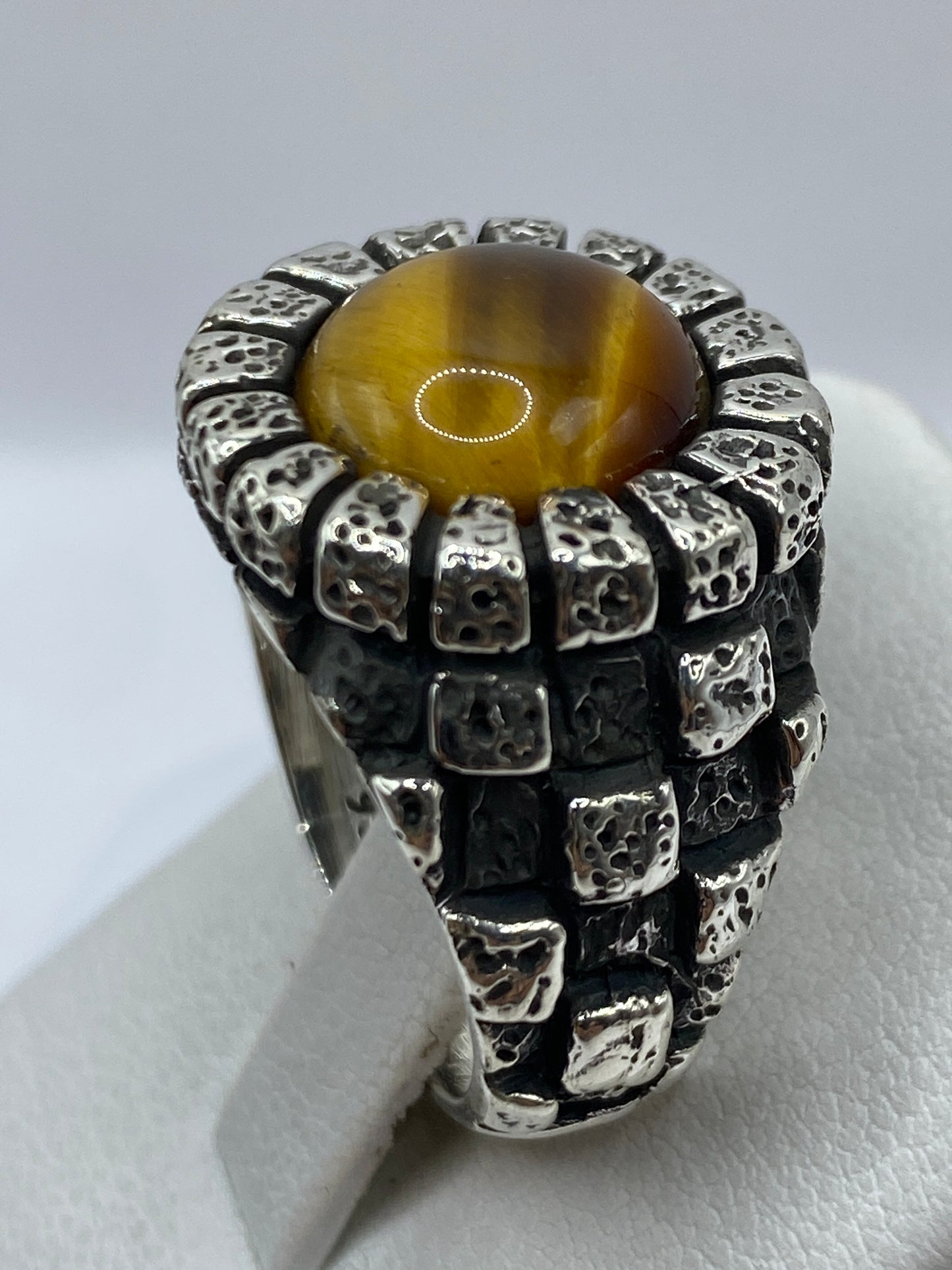 Anillo de plata .950 en la mano, talla 10, con presencia robusta