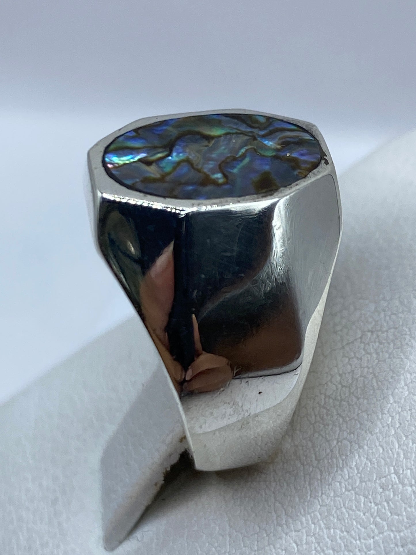 Detalle superior del anillo con piedra iridiscente engastada a mano en plata de Taxco