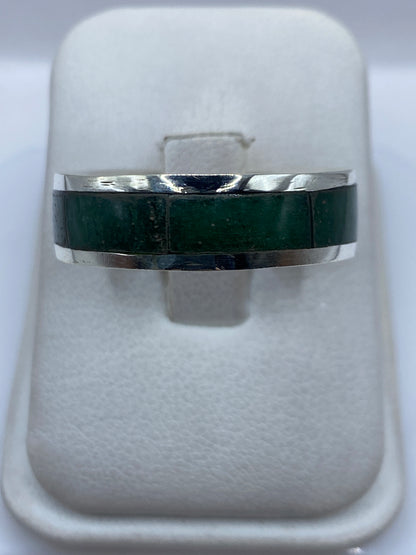 Anillo de plata .950 con piedra verde engastada, vista frontal en fondo blanco
