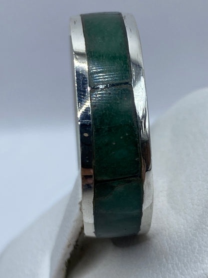 Anillo en mano de hombre mostrando el peso y presencia de la plata .950