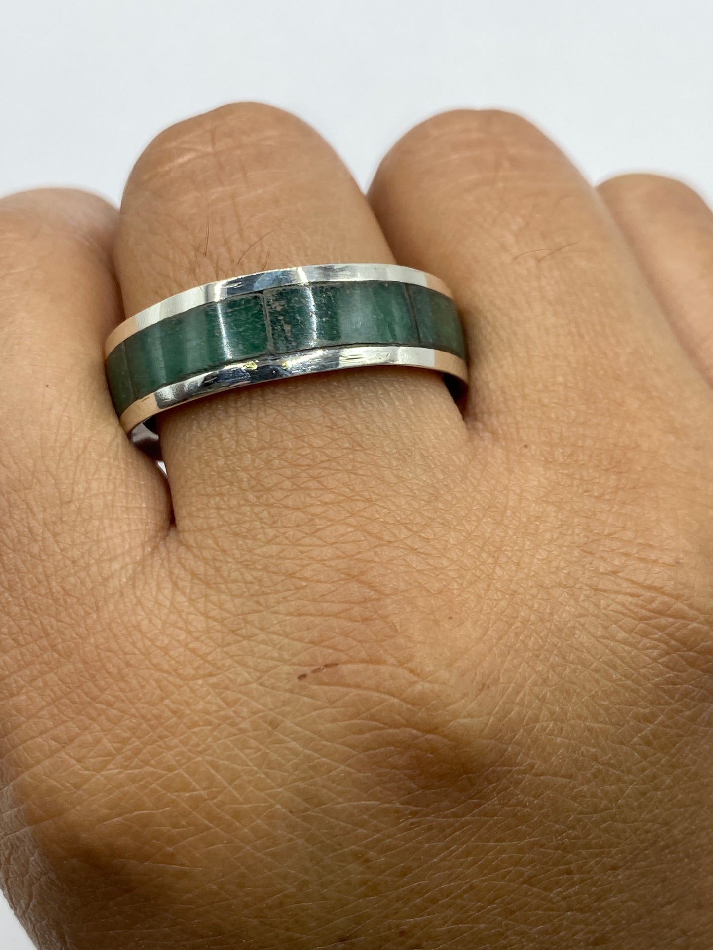 Reverso del anillo mostrando el Quinto .950 grabado en el interior