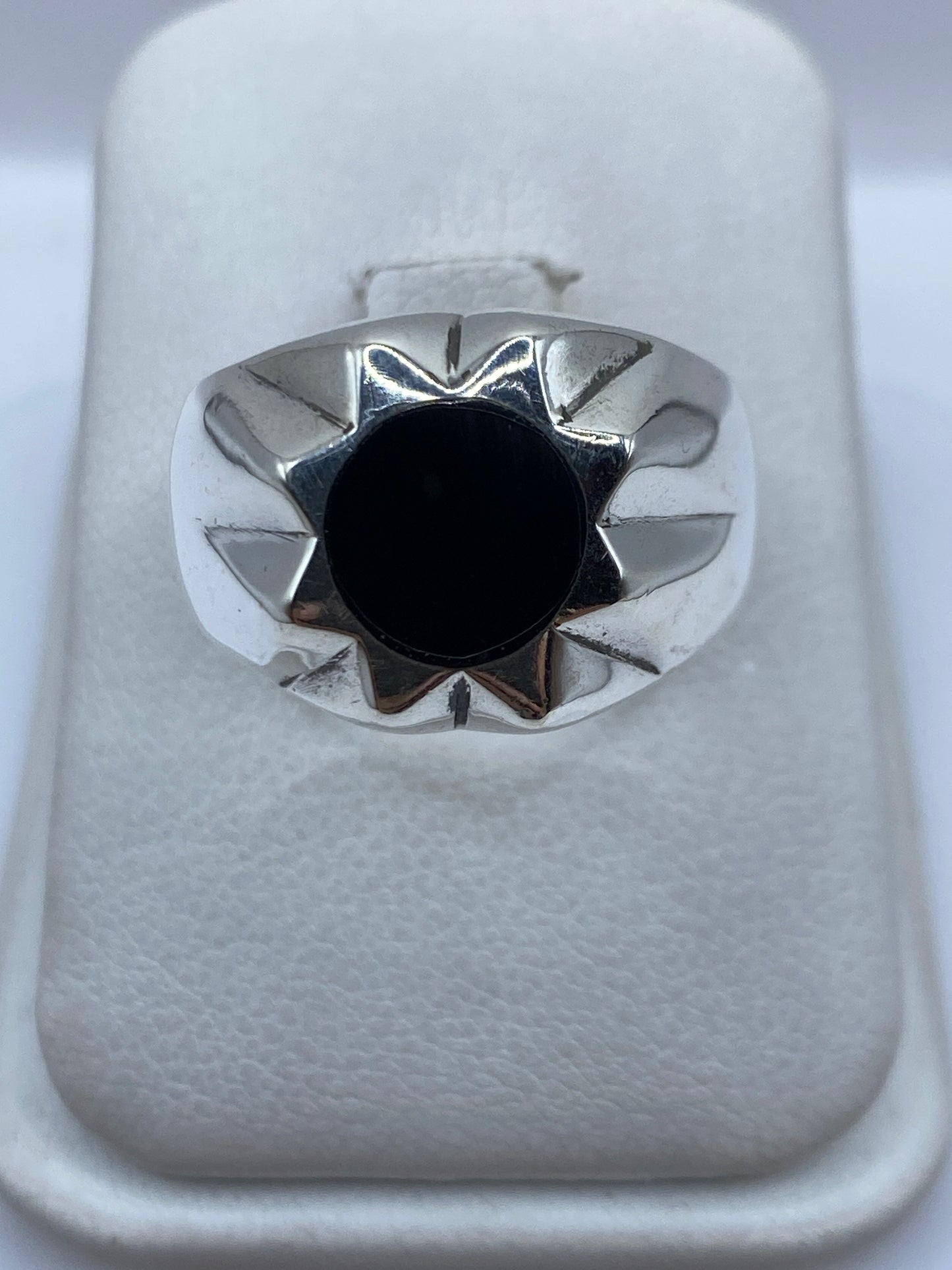 Anillo de plata .925 con ónix negra redonda en caja de presentación blanca