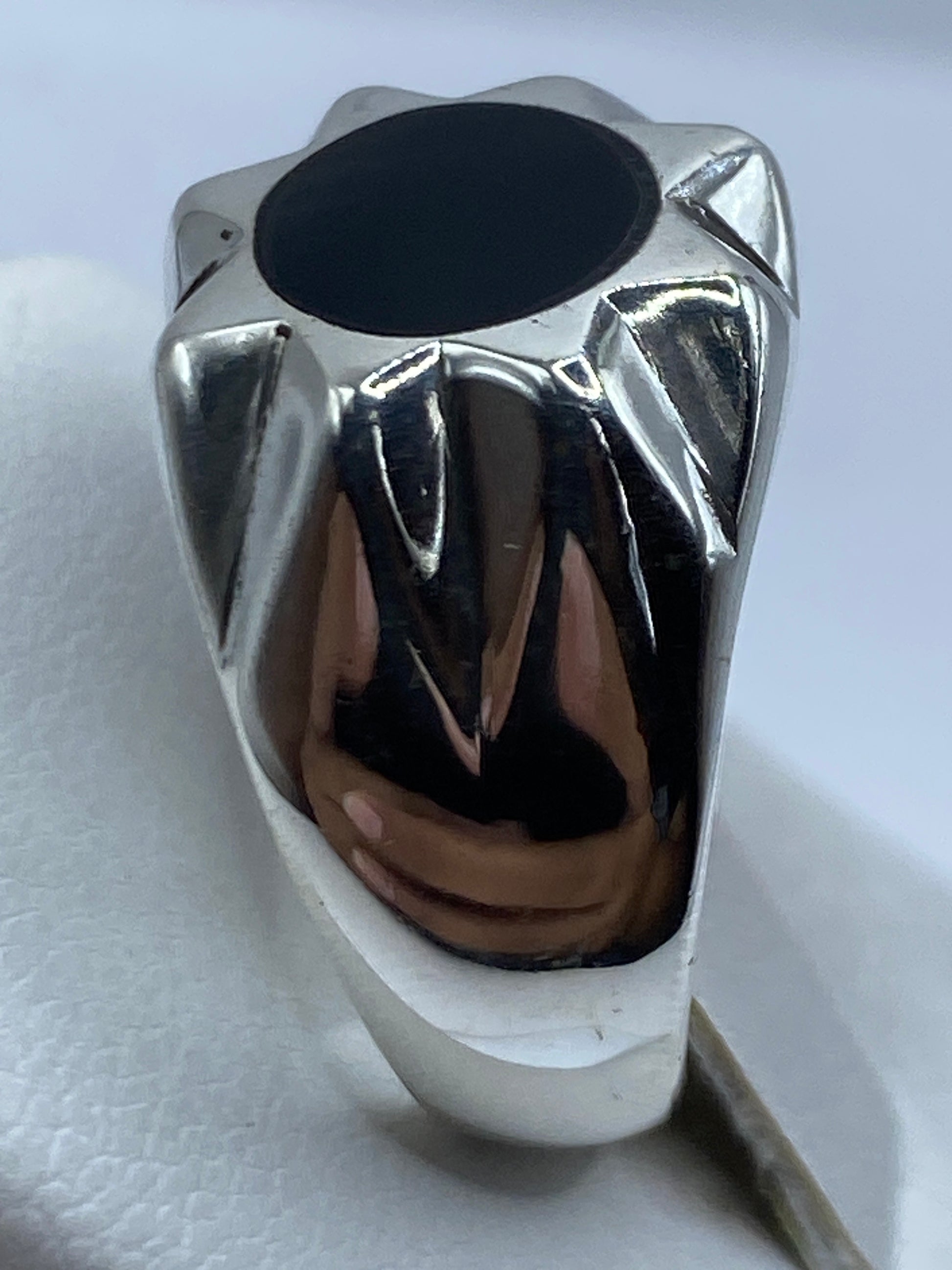 Vista lateral del anillo de plata con ónix, mostrando el grosor y solidez