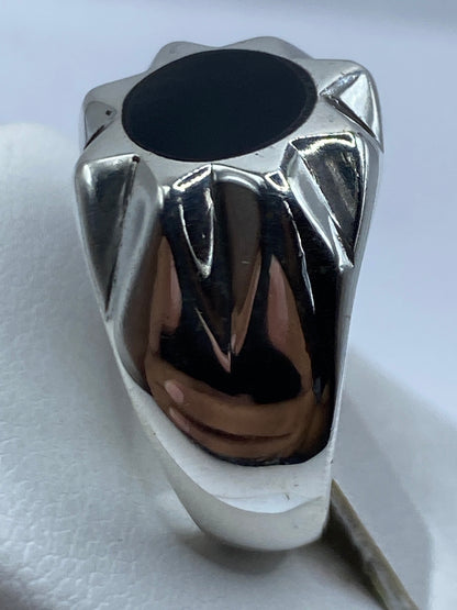 Vista lateral del anillo de plata con ónix, mostrando el grosor y solidez