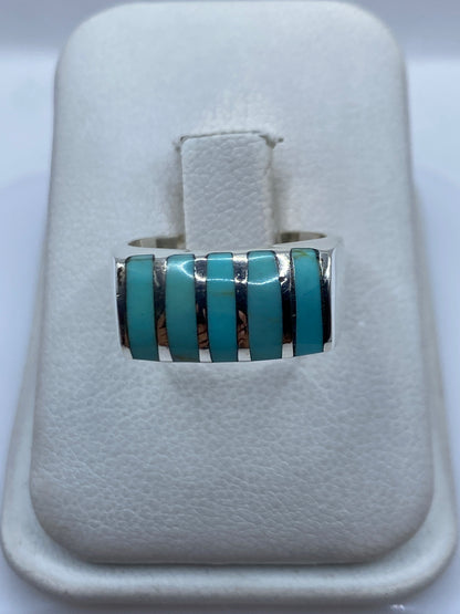 Anillo de plata .925 con cinco piedras de turquesa azul cielo separadas por tiras de plata pulida
