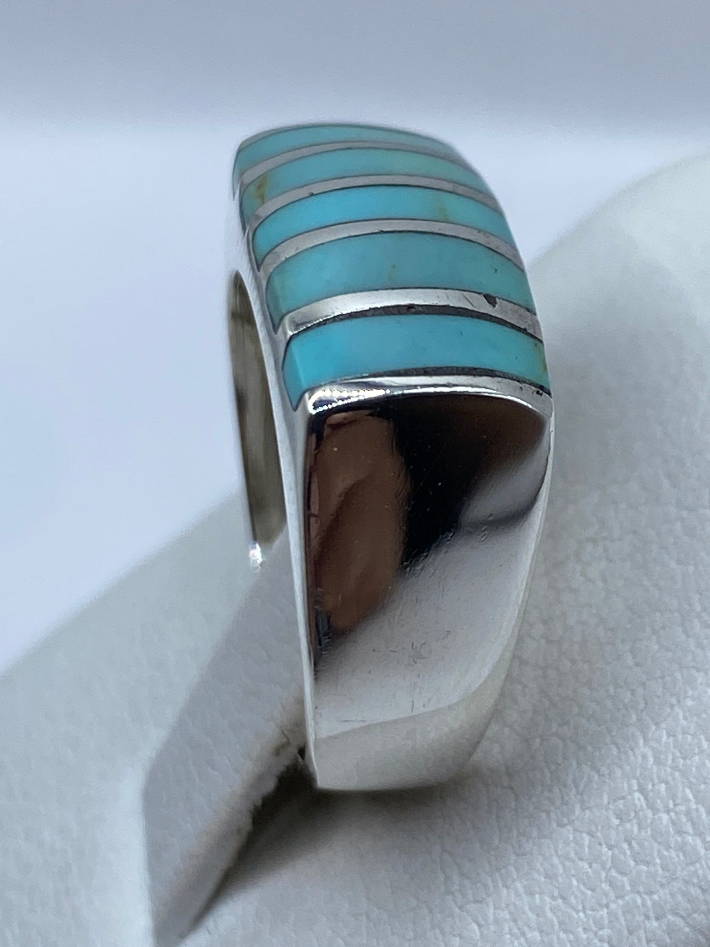 Anillo en la mano mostrando el color azul cielo natural de la turquesa