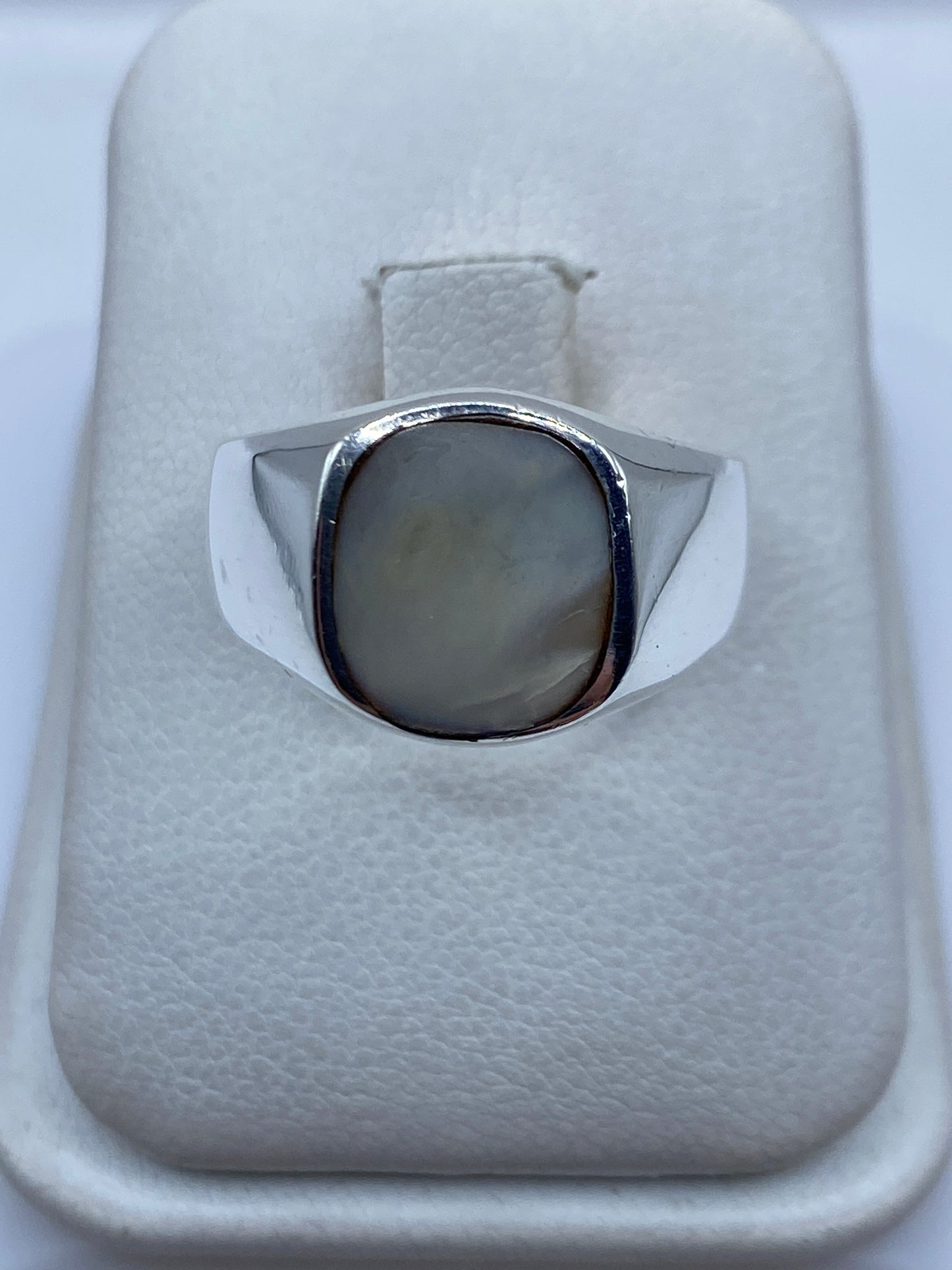 Anillo de plata .925 con perla ovalada engastada en la mano