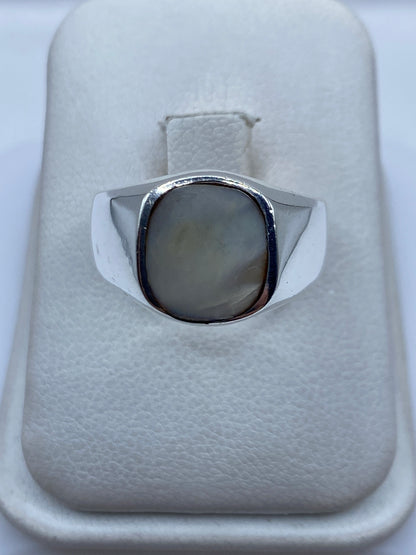 Anillo de plata .925 con perla ovalada engastada en la mano