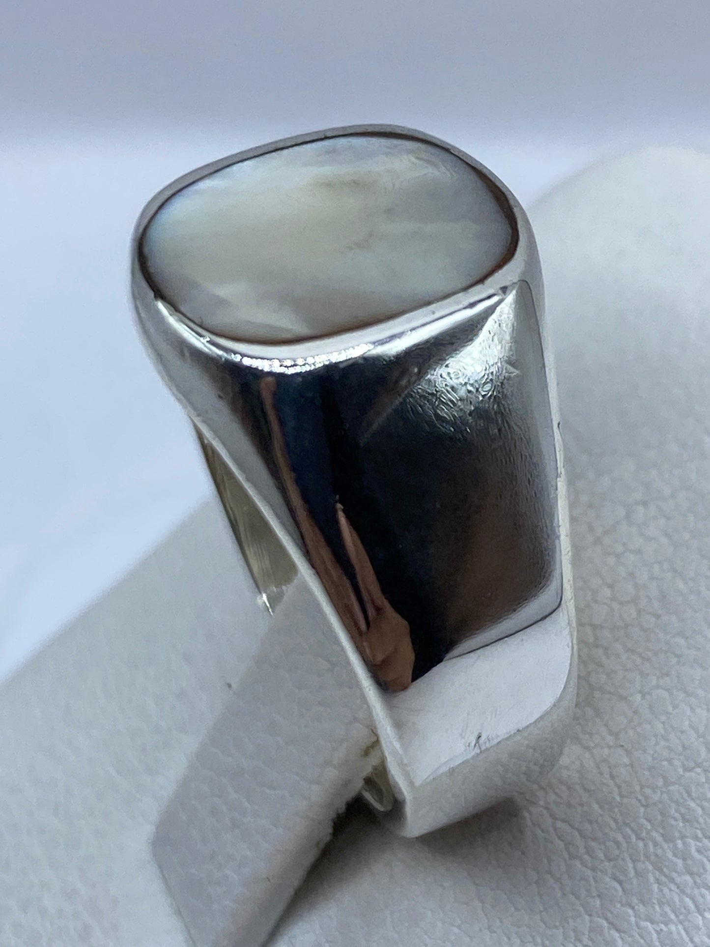 Detalle de la perla y su brillo en la caja de plata
