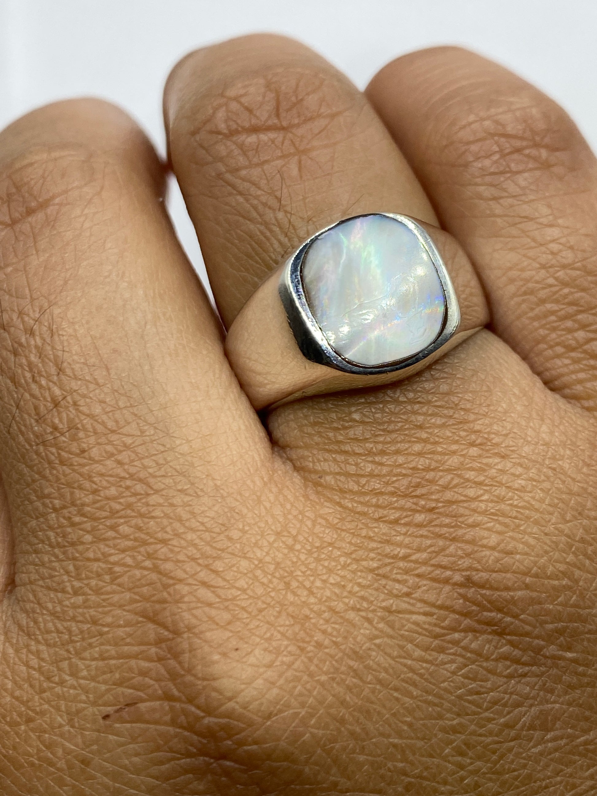 Anillo sobre fondo gris mostrando el Quinto .925 grabado