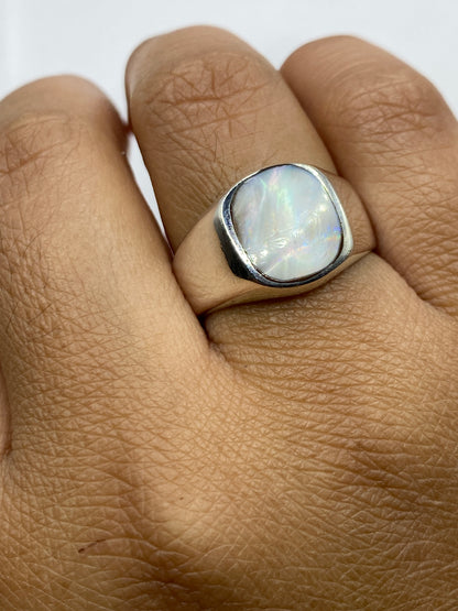 Anillo sobre fondo gris mostrando el Quinto .925 grabado