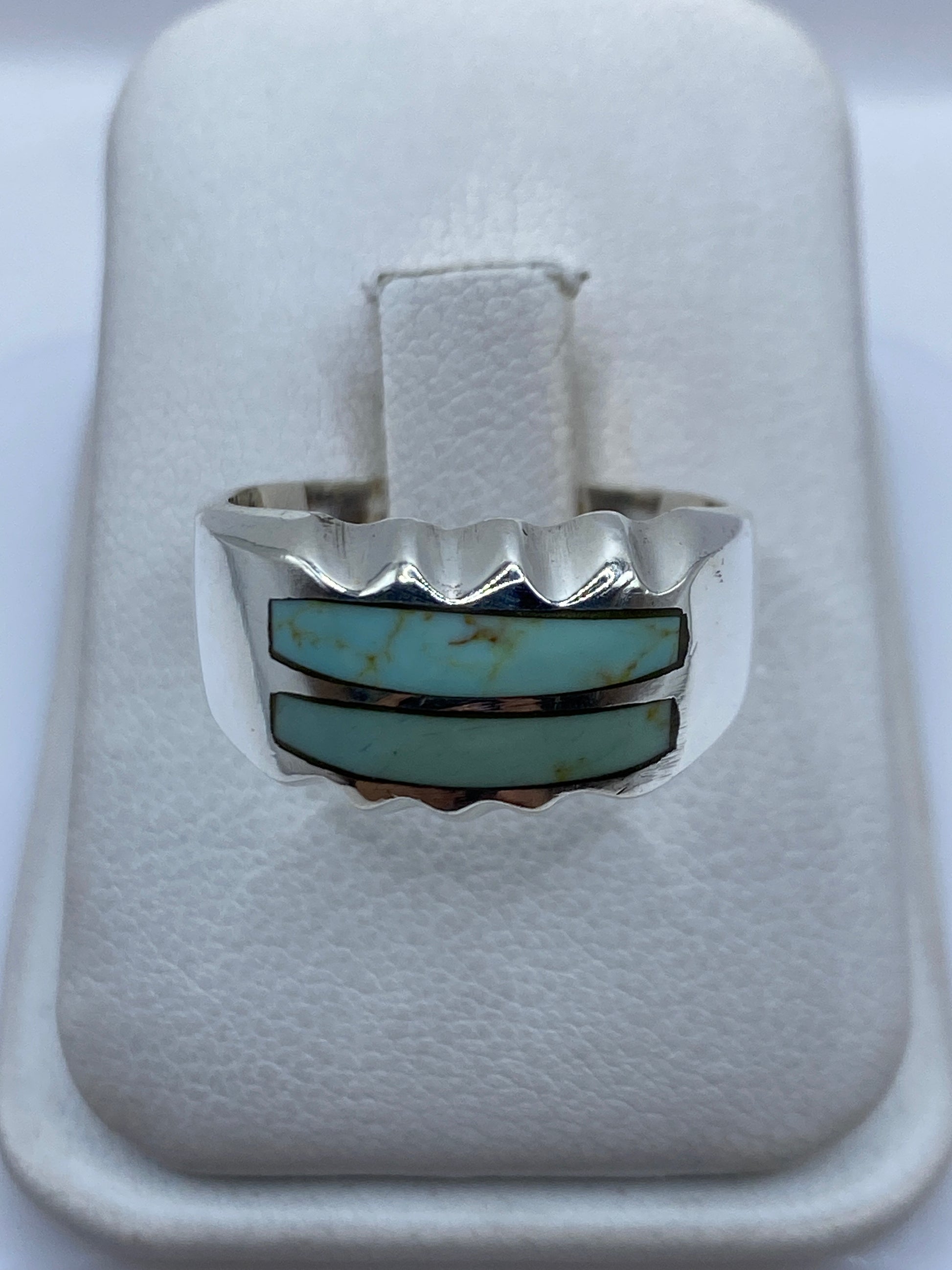 Anillo de plata con dos incrustaciones de turquesa azul cielo y hombros ondulados en diseño geométrico
