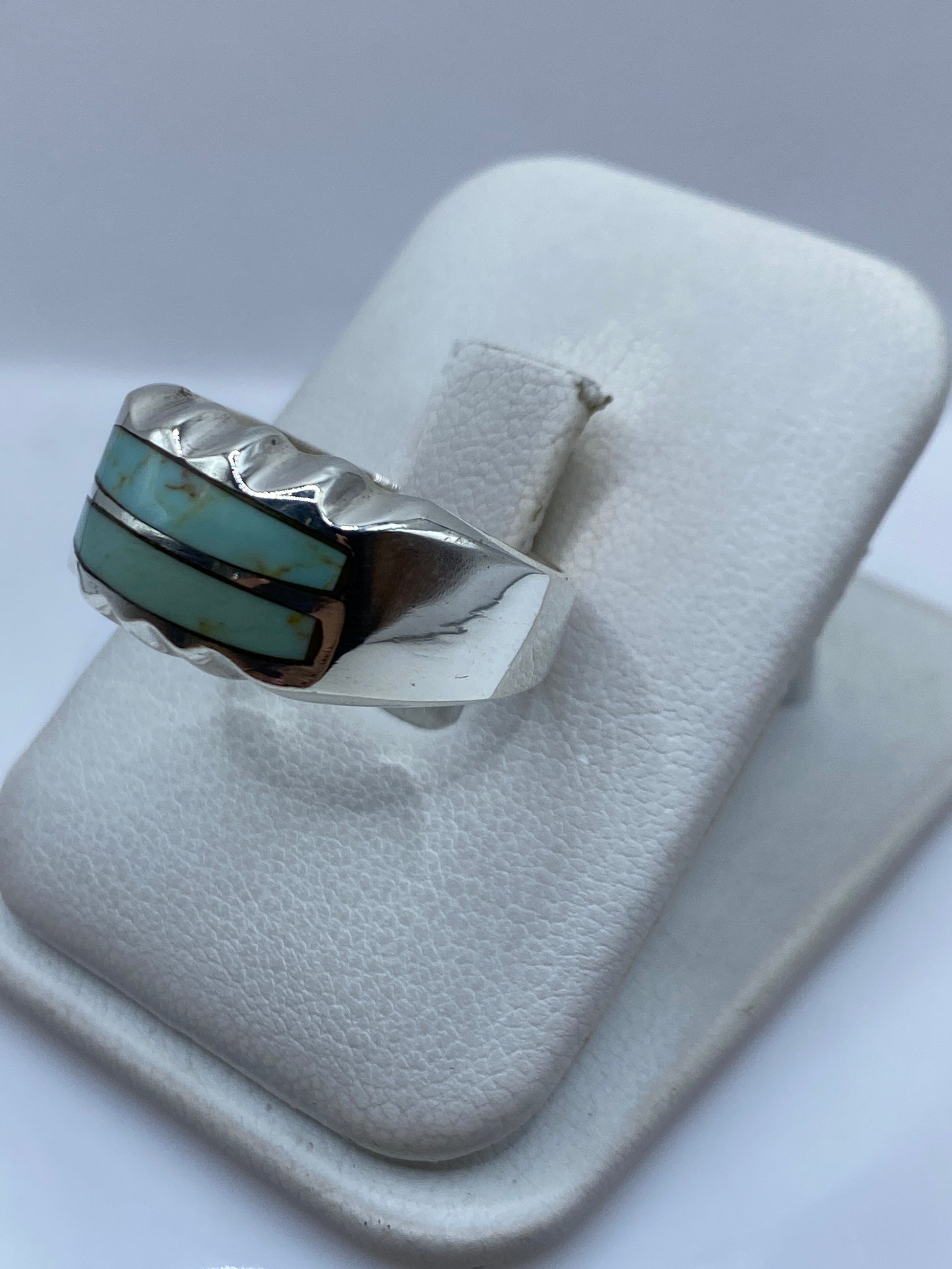 Vista lateral del anillo unisex mostrando el perfil y el engaste de turquesa en plata .925
