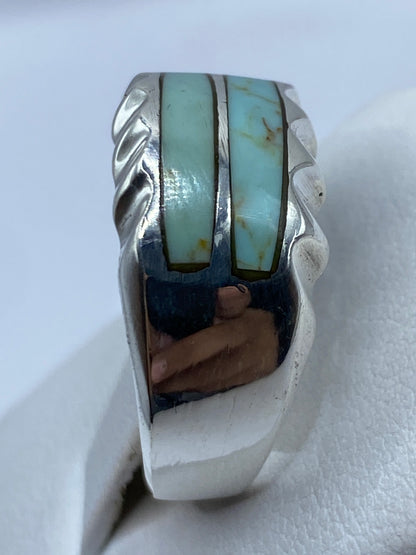 Detalle del frente: dos rectángulos de turquesa azul cielo con veta dorada separados por plata bruñida