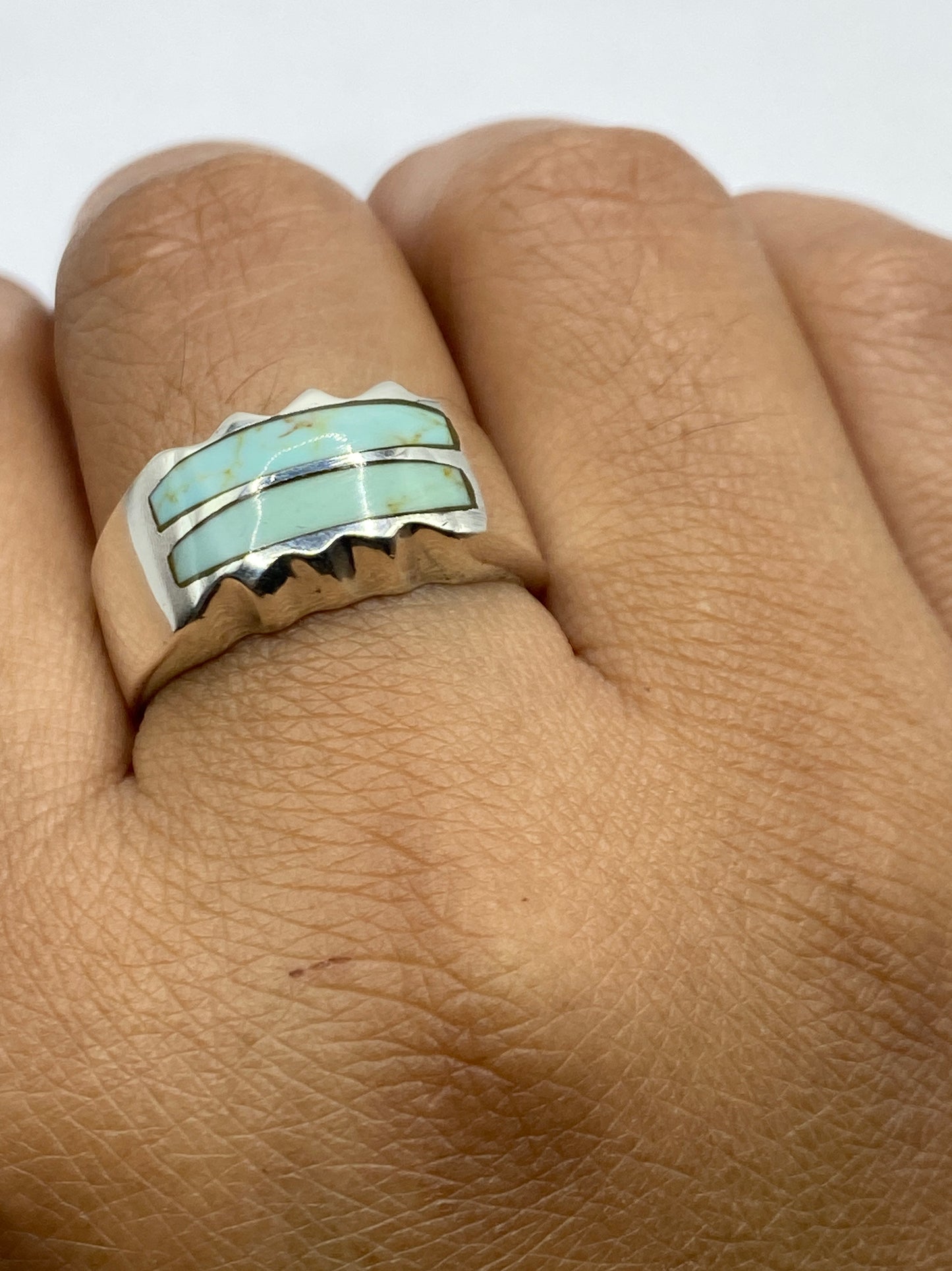 Anillo en la mano mostrando escala y comodidad del diseño para uso diario