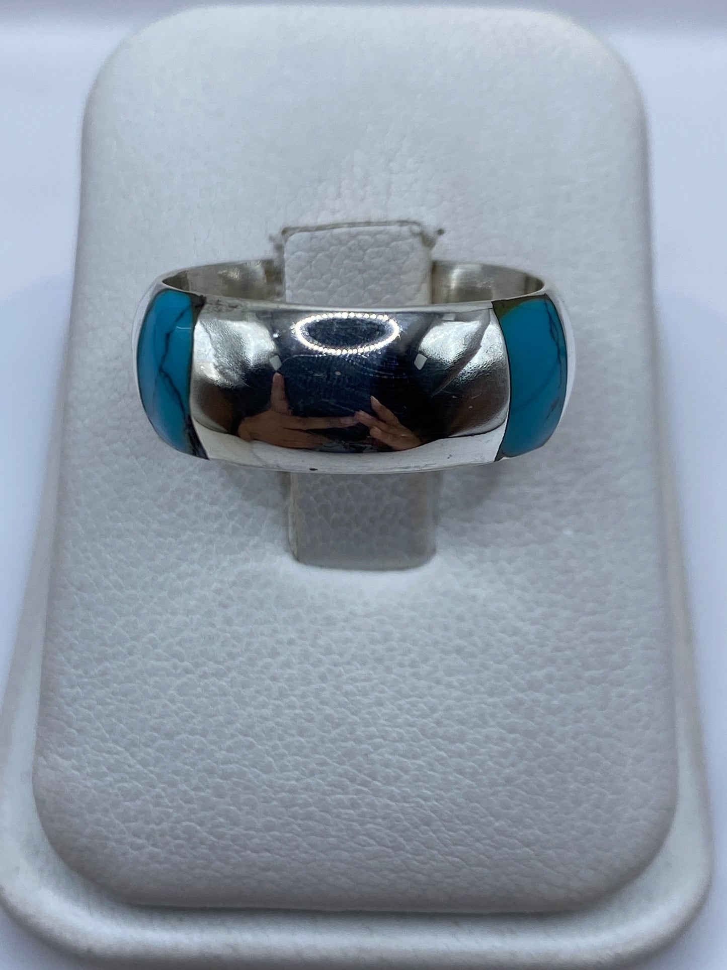 Anillo de plata .925 con turquesa azul cielo engastada en mano de hombre
