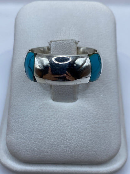 Anillo de plata .925 con turquesa azul cielo engastada en mano de hombre
