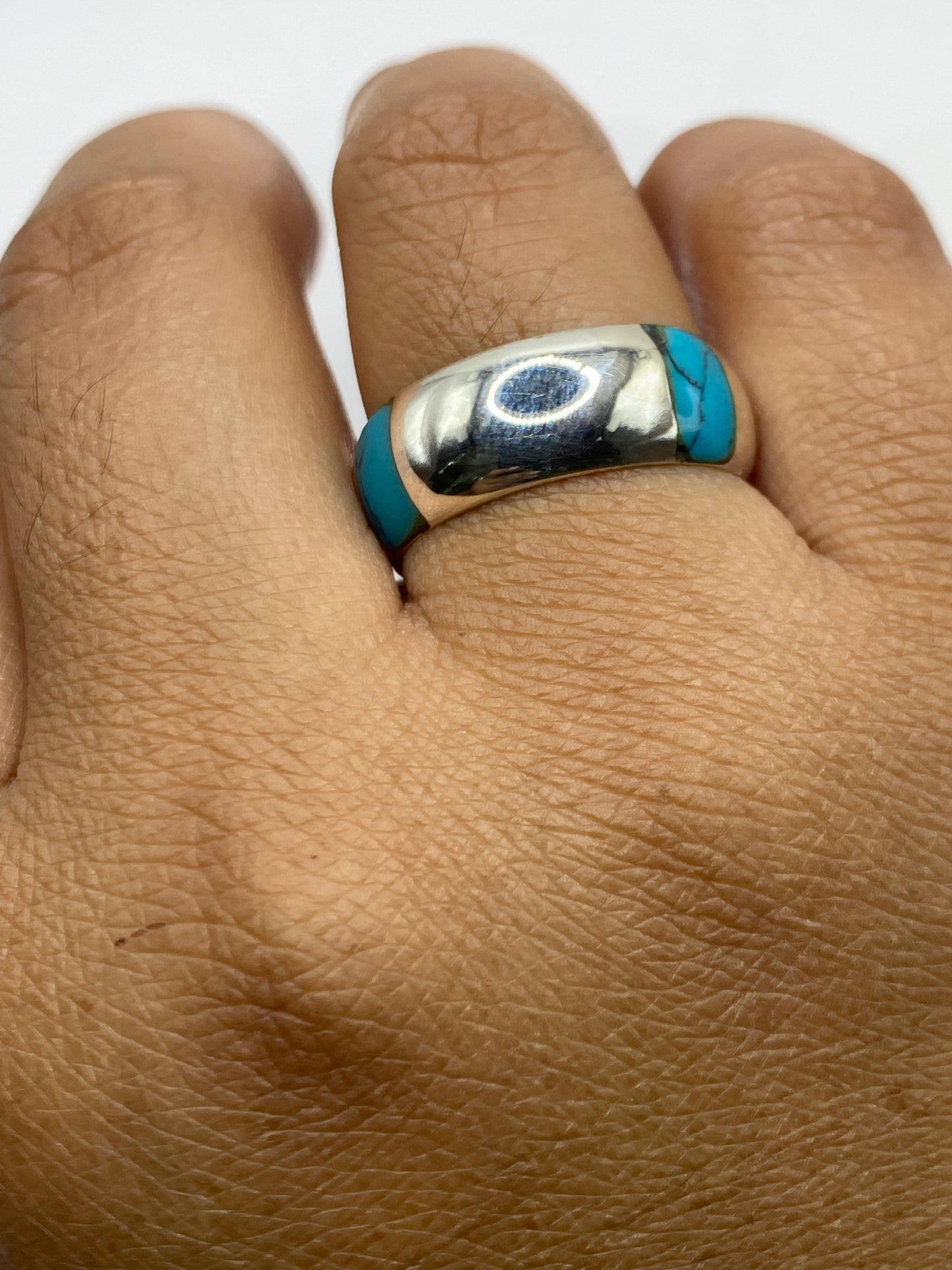Anillo sobre balanza mostrando el peso de 7.8 gramos de plata auténtica