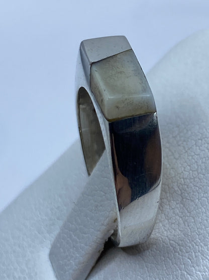 Detalle lateral del anillo en plata .950 con perla