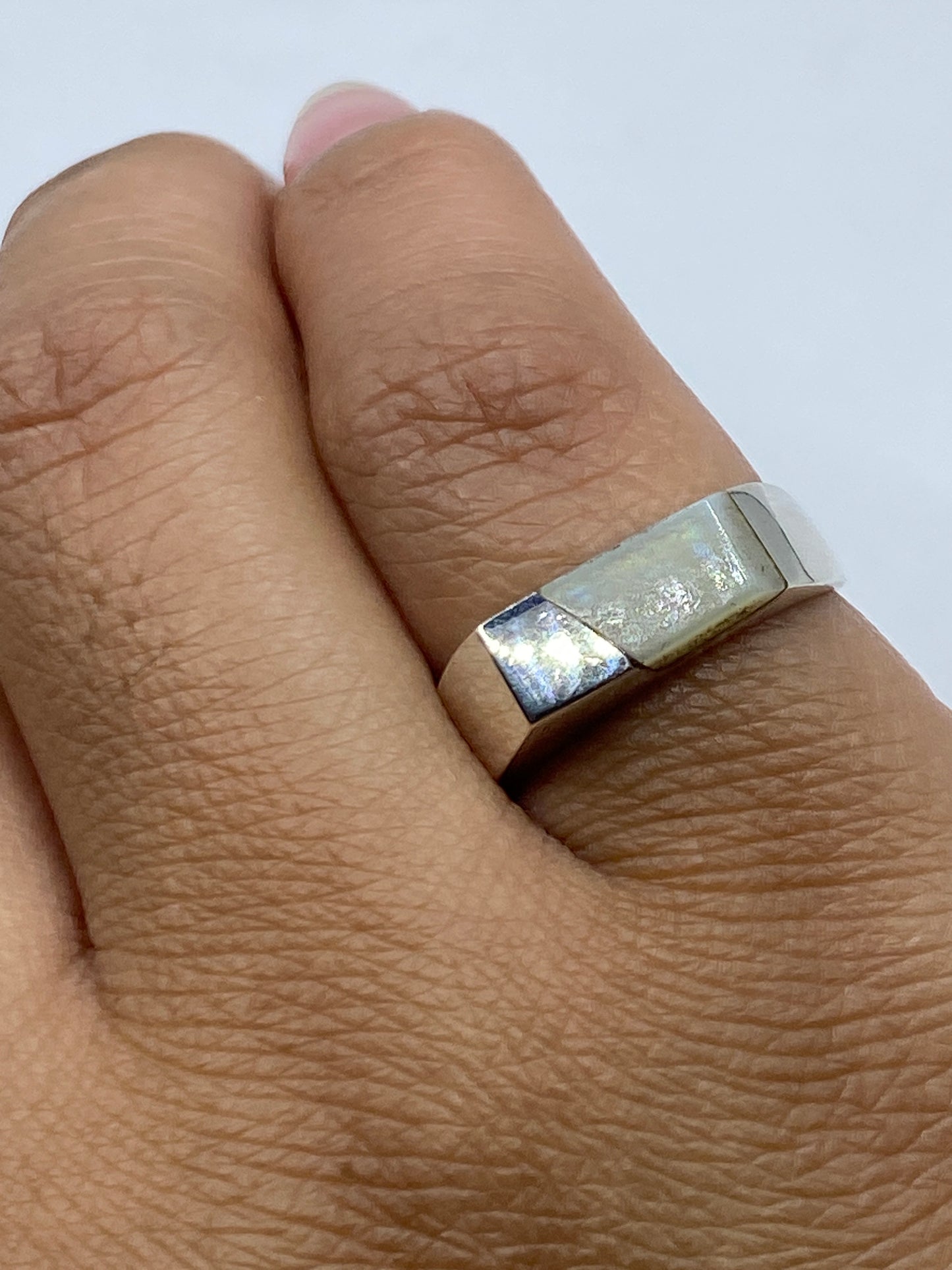 Anillo sobre fondo gris mostrando el Quinto .950