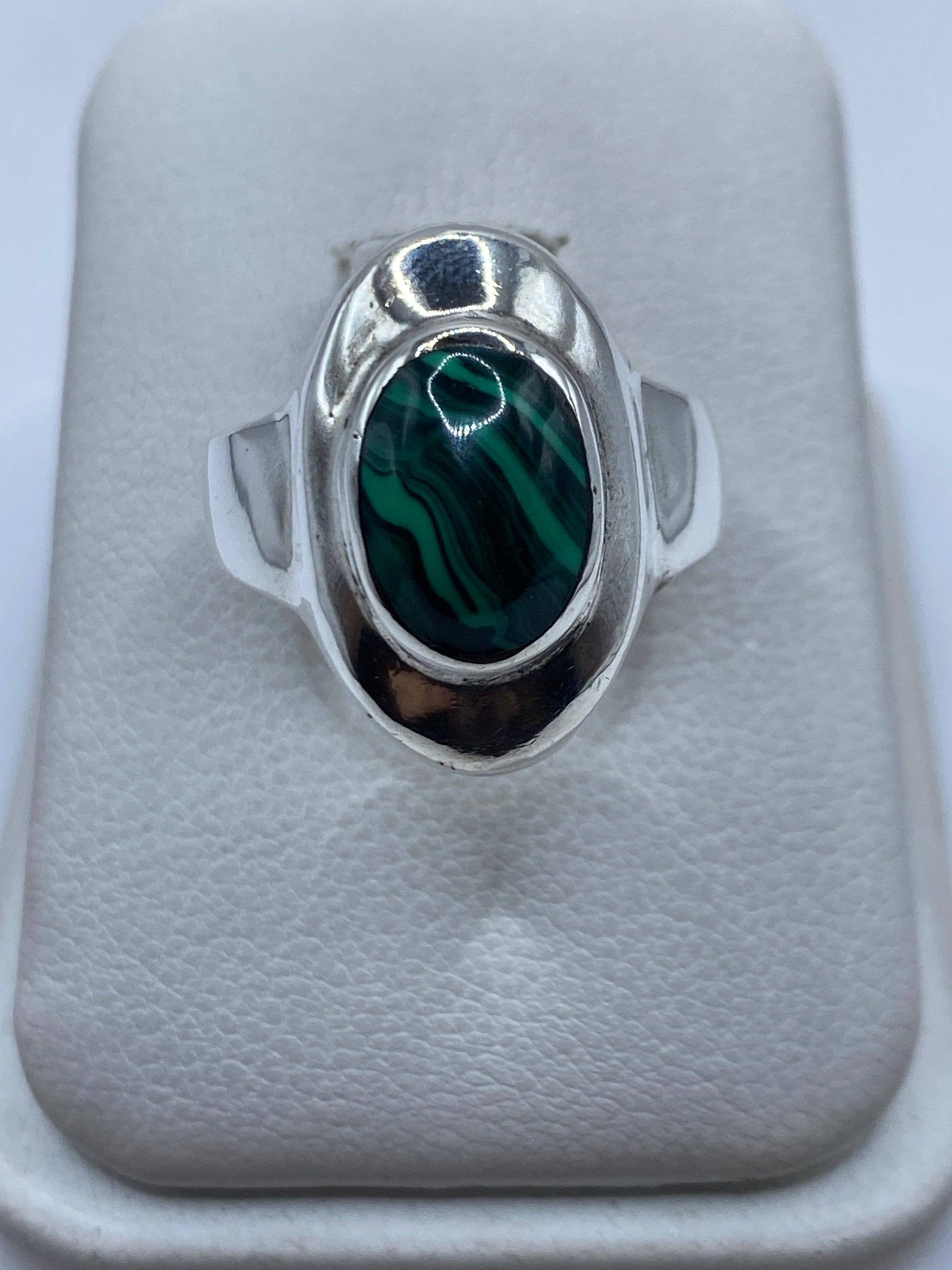 Anillo de plata .925 con malaquita verde natural engastada en la mano de una mujer