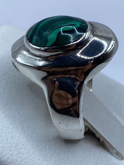 Detalle lateral del anillo donde se ve el engaste a mano y el Quinto .925