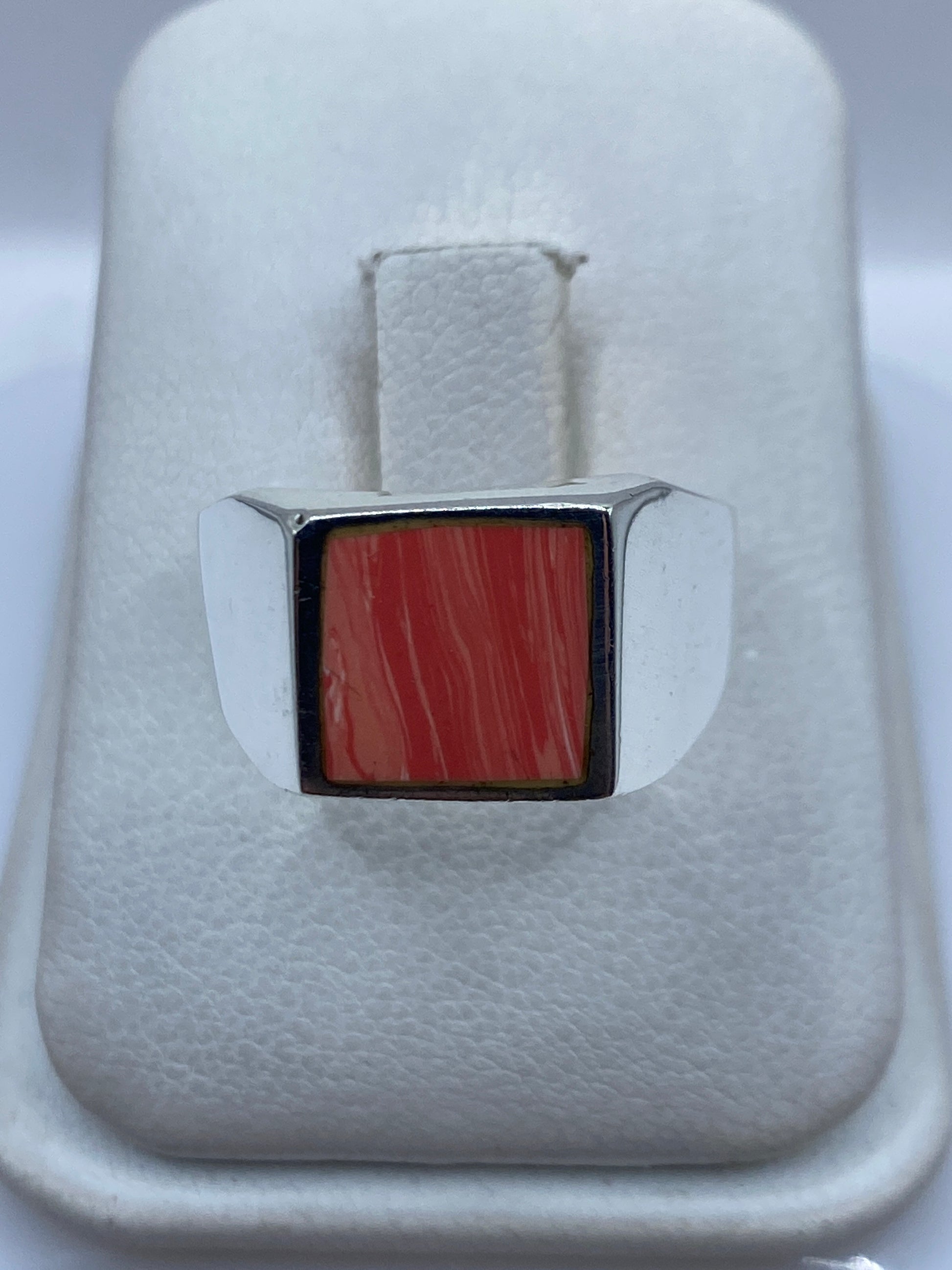 Anillo de plata .925 con coral rojo intenso engastado, vista frontal en estuche blanco