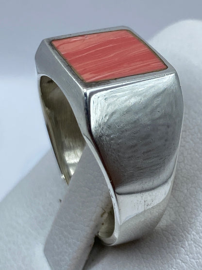 Detalle lateral del anillo mostrando el volumen y las líneas rectas arquitectónicas