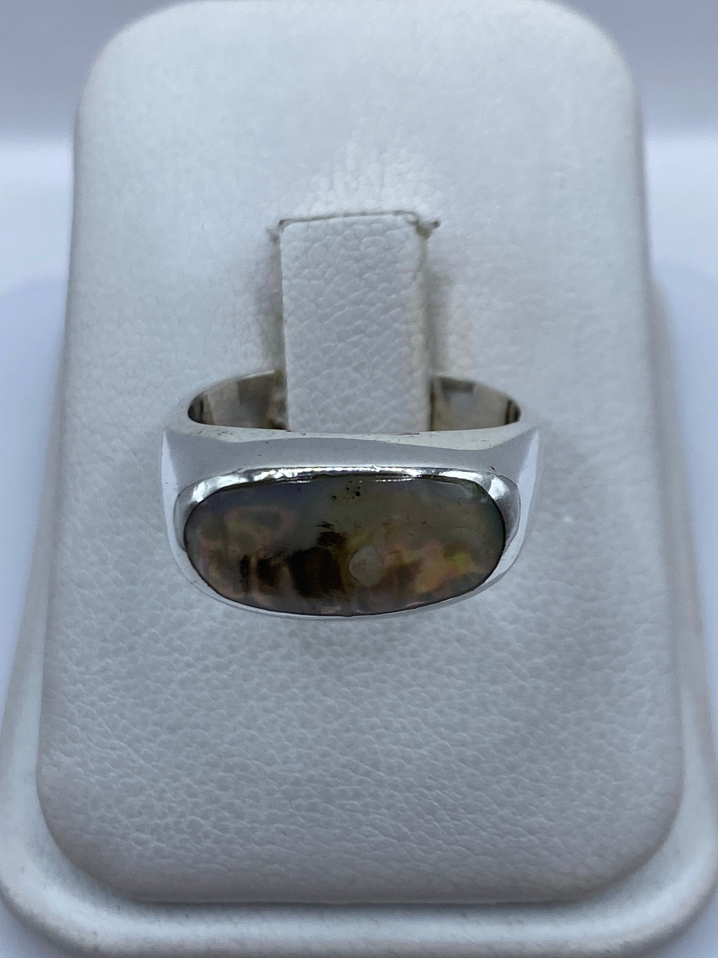 Anillo de plata .925 con piedra engastada a mano en estuche de terciopelo blanco