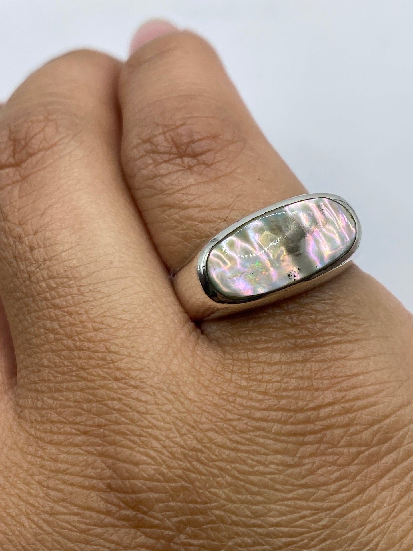 Anillo en dedo mostrando el diseño moderno y la proporción elegante de la piedra