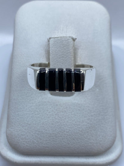 Anillo de plata .925 con ónix negro engastado en bandas geométricas