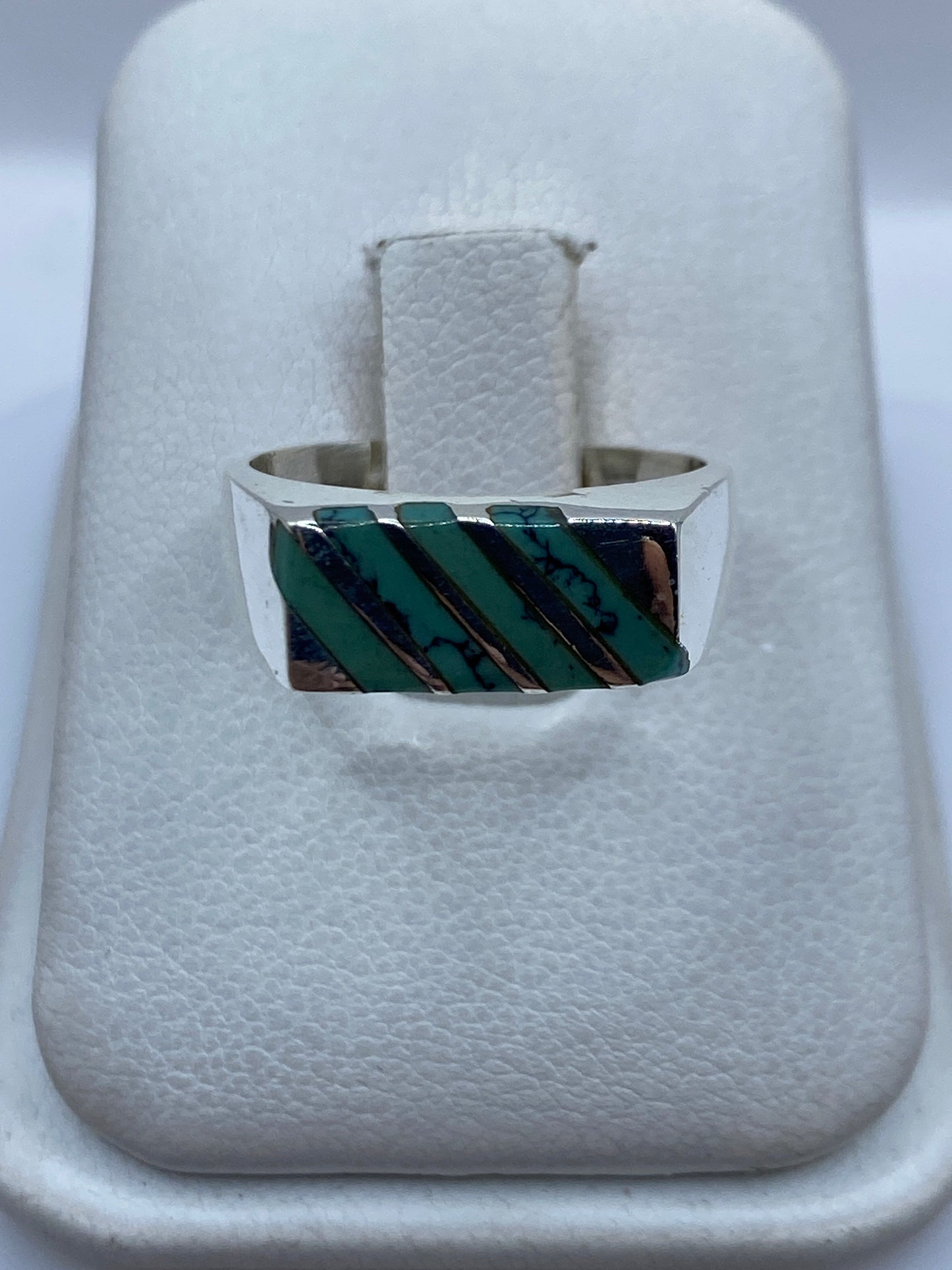 Anillo de plata .925 con turquesa azul cielo engastada, sobre fondo blanco