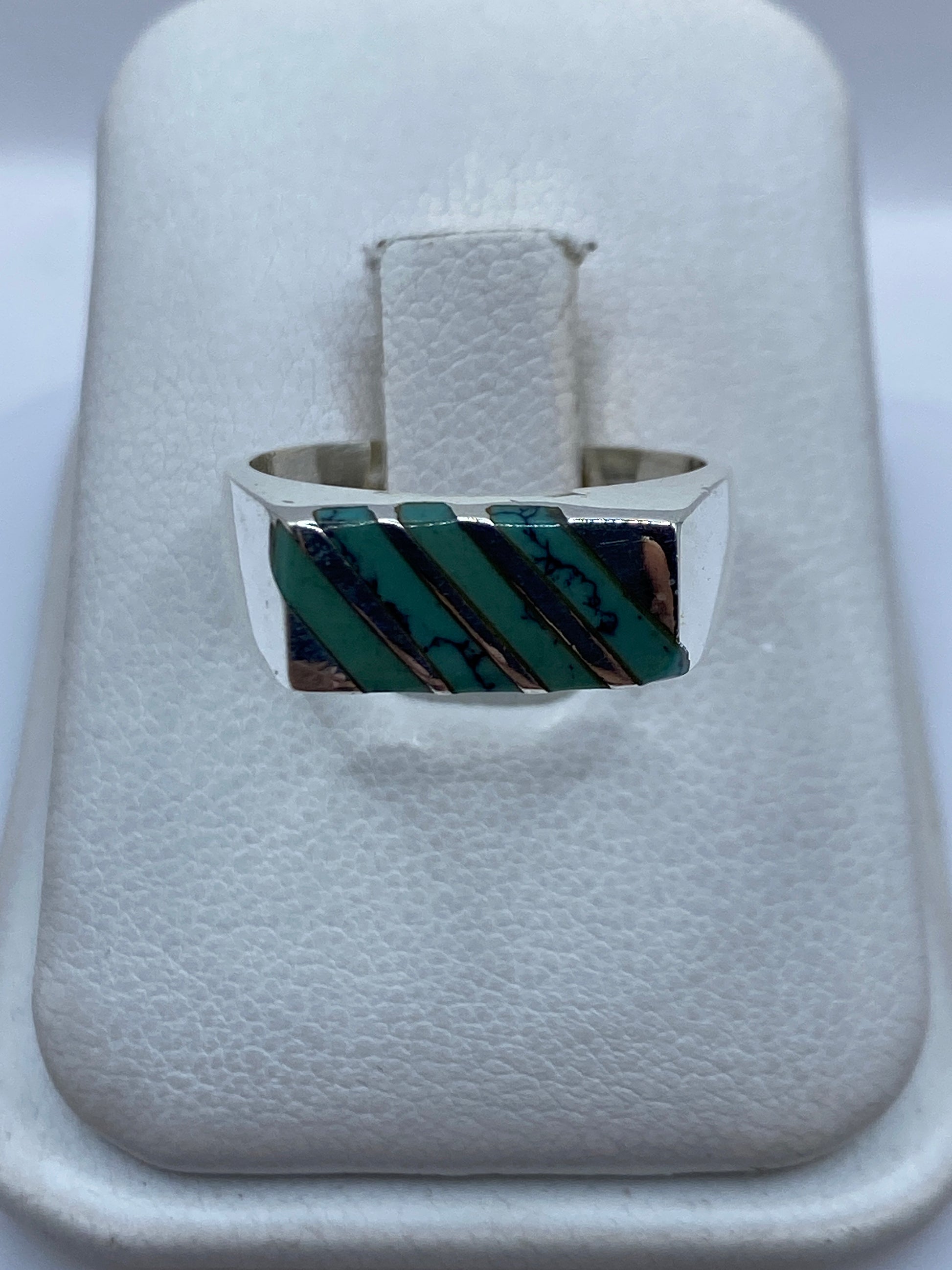Anillo de plata .925 con turquesa azul cielo engastada, sobre fondo blanco
